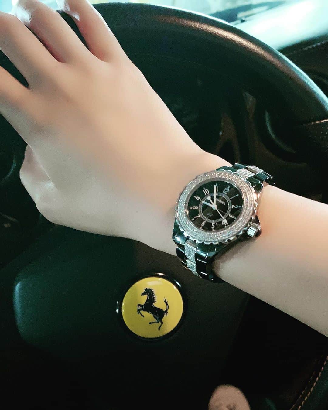 おつぽんのインスタグラム：「この時計、お気に入りや☺️ キラキラして可愛い💗 時計大好きで、 仕事頑張ったら 自分へのご褒美に買ってる。笑  スーパーカーも早く欲しいよ🥺 愛車でこんな写真を撮りたい。笑 でも今は買うタイミングじゃない気がする。。 いい車あったら教えてください。😭笑  #chanel #j12 #chanelwatch #watch #ferrari #撮影の時に撮った #hand #youtuber #drive #YouTube」