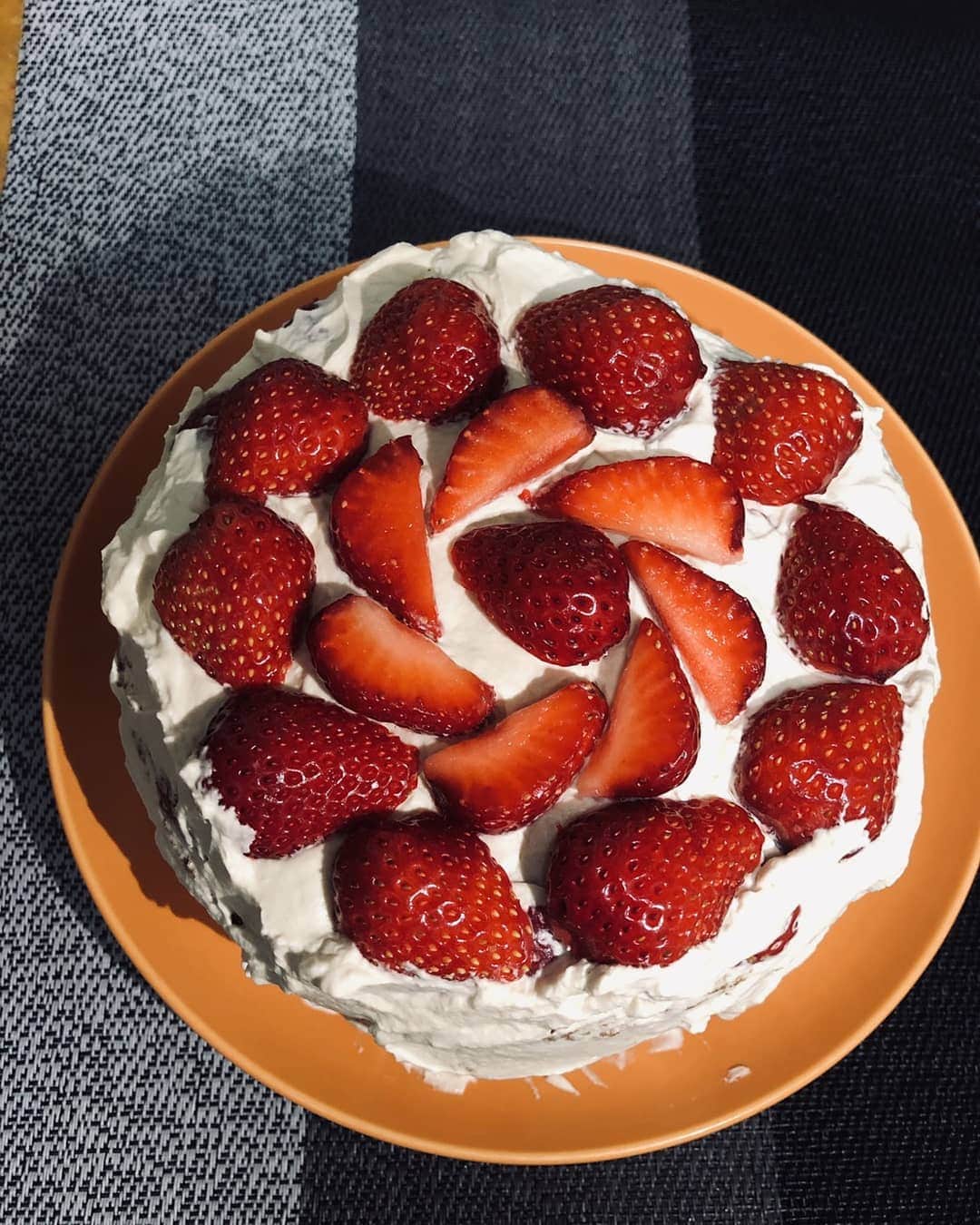 戸部光翔さんのインスタグラム写真 - (戸部光翔Instagram)「先日、母の誕生日があったので、スポンジと生クリームといちごを買ってケーキを作りました！うまく作れてるかな…？」5月1日 14時03分 - tobe_kosyo