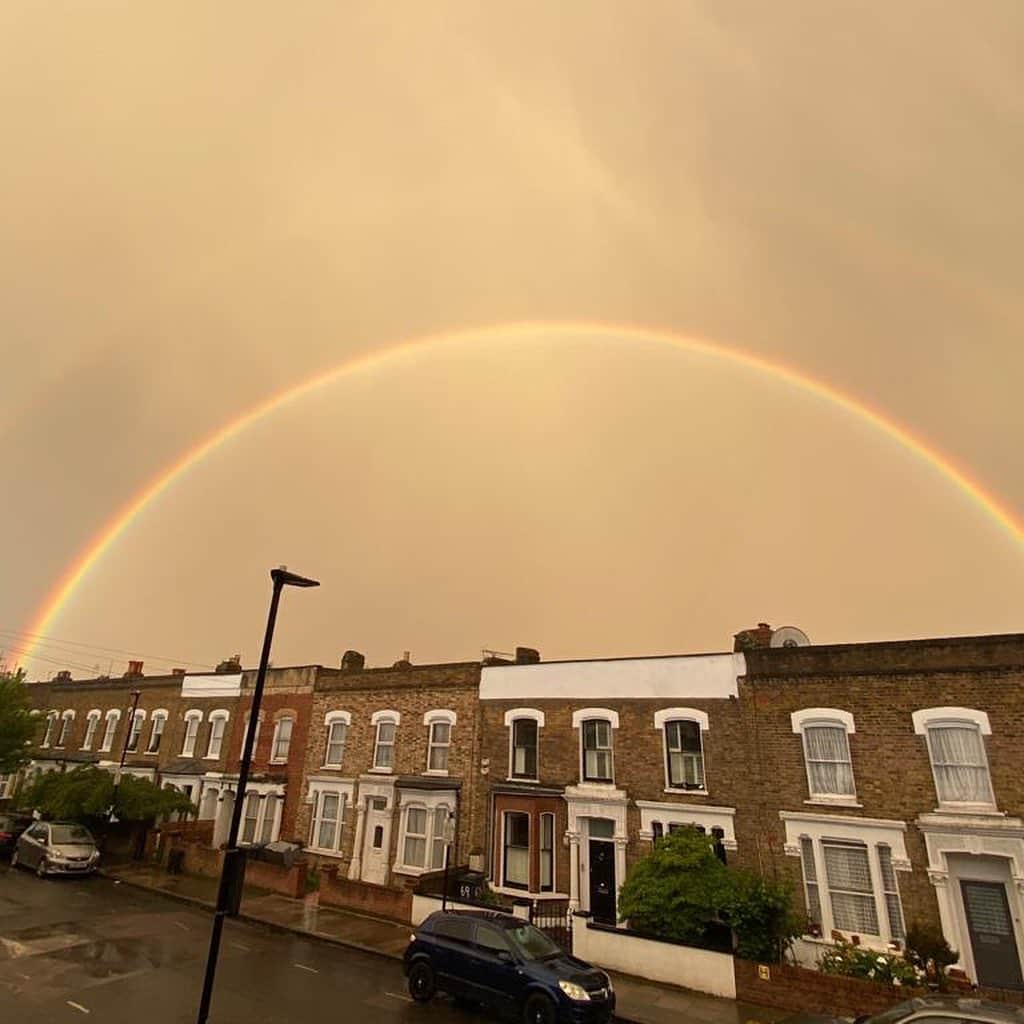 クララ・パジットさんのインスタグラム写真 - (クララ・パジットInstagram)「Real rainbows for the NHS 🌈🙌 🤯surely a sign...the stormy skies literally parted at 8pm last night 👏 How I love you London...Thank you @nhsenglandldn @nhsenglandldn」5月1日 14時25分 - clarapaget