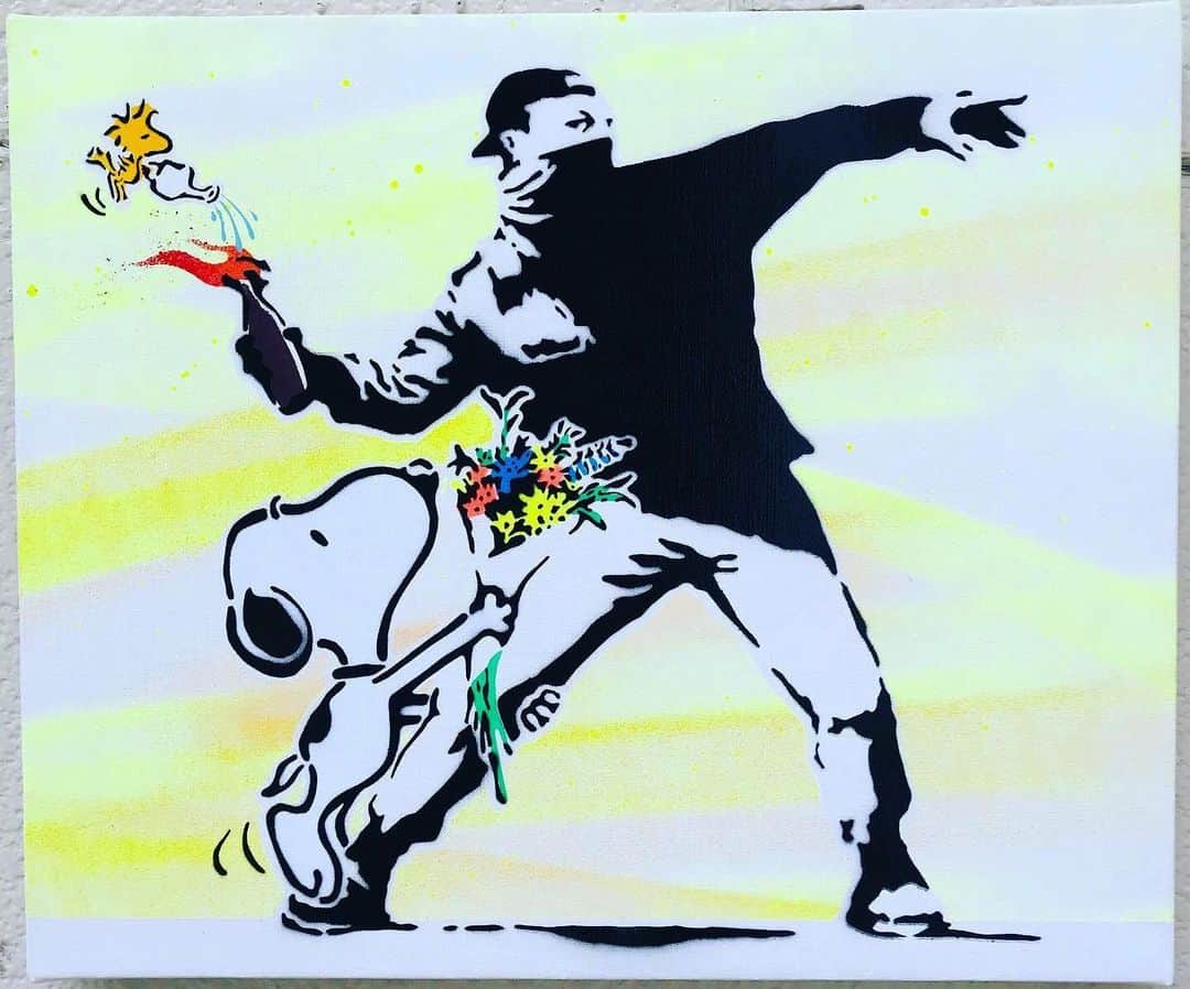 LOOTONEのインスタグラム：「LOOTONE Stencil 2020 "Turn the future into a bouquet" 「未来を花束に変えて」 'Banksy & Snoopy'  Size : F8  この作品へのお問い合わせは ガレリア・グラフィカ(銀座)まで。 Contact this artwork www.galleriagrafica.com」