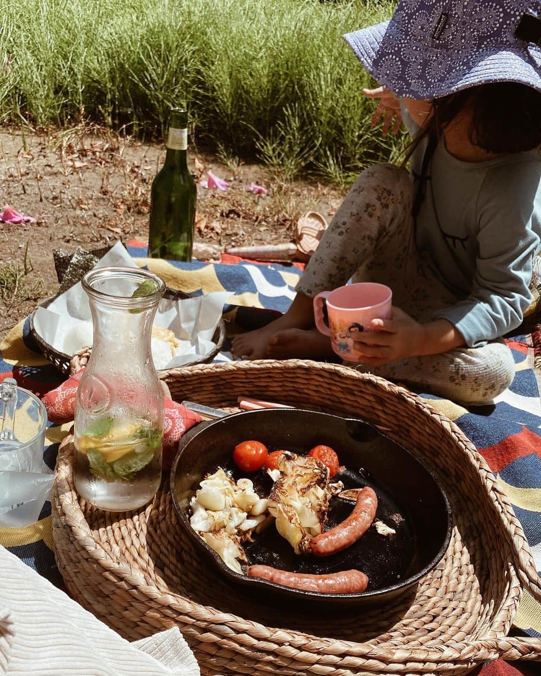 堀舞紀さんのインスタグラム写真 - (堀舞紀Instagram)「🌿 . . . 夏日だから、 お昼ご飯はcannyOと お庭で食べました。 . . . 気分転換に試行錯誤。 部屋着しか着てないけど 日差しよけに👒かぶったら よそ行き服に 見えなくもない！ と思って記念に写真撮りました。 . . . #暇です #picnicday  #庭で、、、」5月1日 14時30分 - mainohori