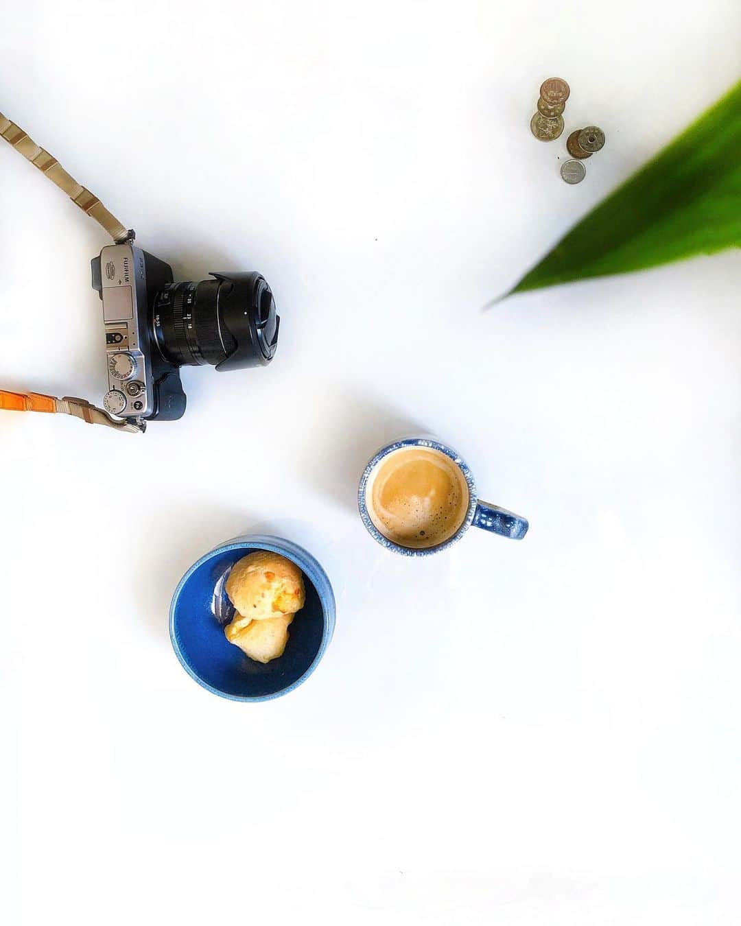 ケリーさんのインスタグラム写真 - (ケリーInstagram)「Oatmilk latte and pão de queijo😋😍🙏 ・ オーツミルクとパン・デ・ケイジュ 子供の頃に良く食べていたなぁ😍 懐かしい、、👶❤️ ・  #childhoodmemories#子供の頃から」5月1日 14時55分 - kellymisawa