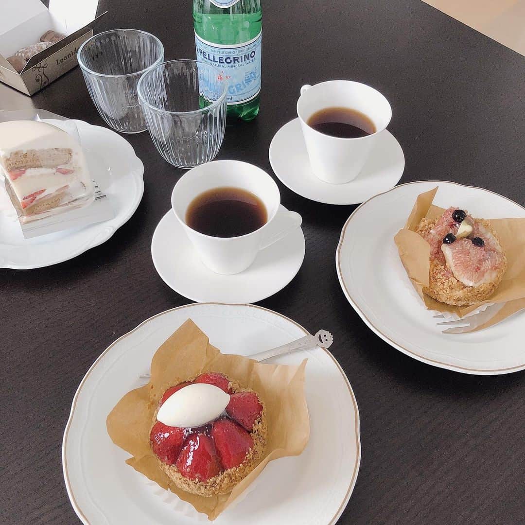 のインスタグラム：「しばらくケーキ食べてなかったな~ ケーキ買ってお家カフェ☕️ ・ ・ ・ ・ #お家カフェ #ダニエル」