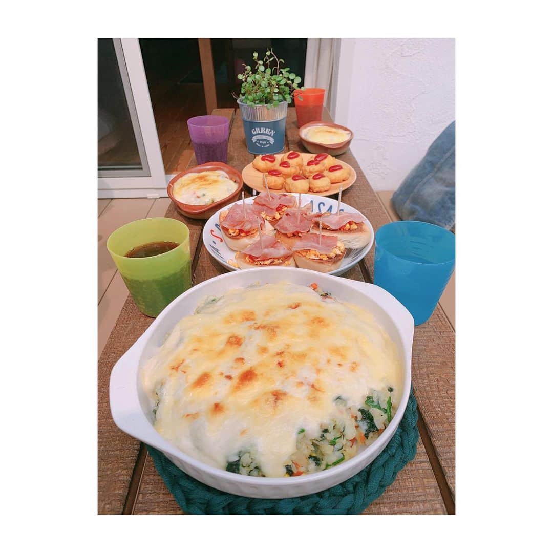 若林翔子のインスタグラム：「. . ちょっと気分転換。 ウッドデッキでランチ😊 今日あったかーい🤗 . #おうち時間　#コーンクリームドリア #チキンナゲット　 #ウッドデッキ飯」