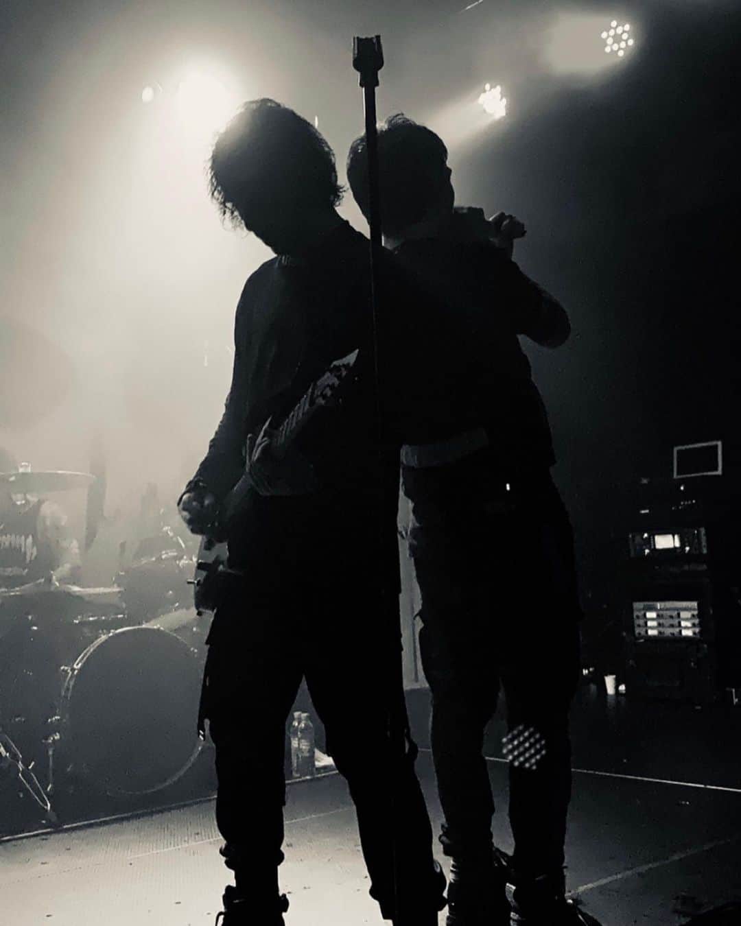 ブランドン・フーバーさんのインスタグラム写真 - (ブランドン・フーバーInstagram)「We’ve fought, laughed and cried around the world together for almost 10 years now. Happy birthday you fuckin savage @realandyleo 🖤」5月1日 15時14分 - brandonhoover