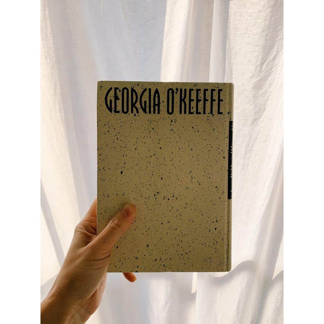 市川実和子のインスタグラム：「#BookCoverChallenge﻿ #7日間ブックカバーチャレンジ﻿ ﻿ 三冊目、﻿ カバーを捨ててしまいましたが、今読んでいる本。﻿ 「知られざるジョージア・オキーフ」﻿ ﻿ この間のシトルーナの撮影のときに、せっちゃん @setsuko.todo こと轟木節子さんに教えてもらった本。﻿ ﻿ その日は、オキーフみたいなコーディネートしたりして、大変に楽しい撮影だったのですが、その前の日、そんなことは露知らず、偶然わたしはオキーフのキッチンの画像を探して見てたりして。﻿ 不思議といつも、せっちゃんとはタイミングが重なることがあって、面白いねえと話してたのでした。﻿ ﻿ というわけで、﻿ 次のバトンは、もちろんその轟木節子 @setsuko.todo さんに！﻿ 素敵なものをいっぱい知っているせっちゃんの本棚が覗けるの、うれしい。﻿ ﻿ ﻿ ブックカバーチャレンジとは、読書文化の普及に貢献するためのチャレンジで、参加方法は好きな本を1日1冊、7日間投稿。﻿ 本についての説明はなし、表紙だけの画像をアップして、そして毎日1人、FacebookかInstagramの友達を紹介して、このチャレンジに参加していただくというもの、だそうです。」