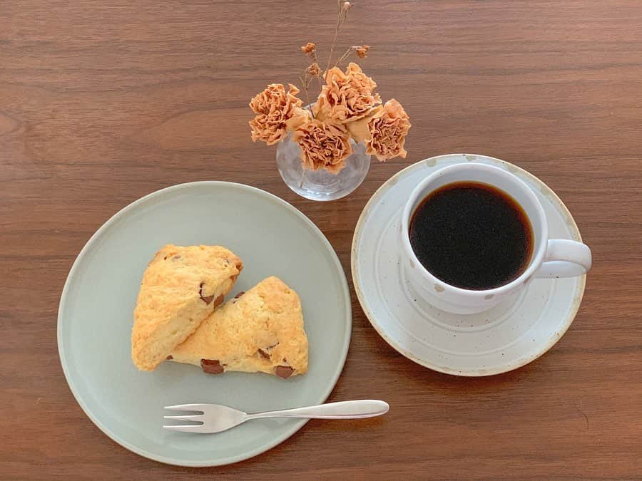 松山愛里のインスタグラム：「昨日作ったチョコスコーン🍪 フルーティーなフレーバーのコーヒーと☕️🍇🍓 . 今までのように珈琲屋さんに豆を買いに行けないので、自分好みにカスタマイズされたコーヒー豆を届けてくれる @postcoffee.co を利用しています🍃 . 一度に3種類入っているのでその日の気分に合わせて☺️ おうち時間、リフレッシュしながら過ごしましょう🌼 #おうち時間 #チョコスコーン #coffee #postcoffee」