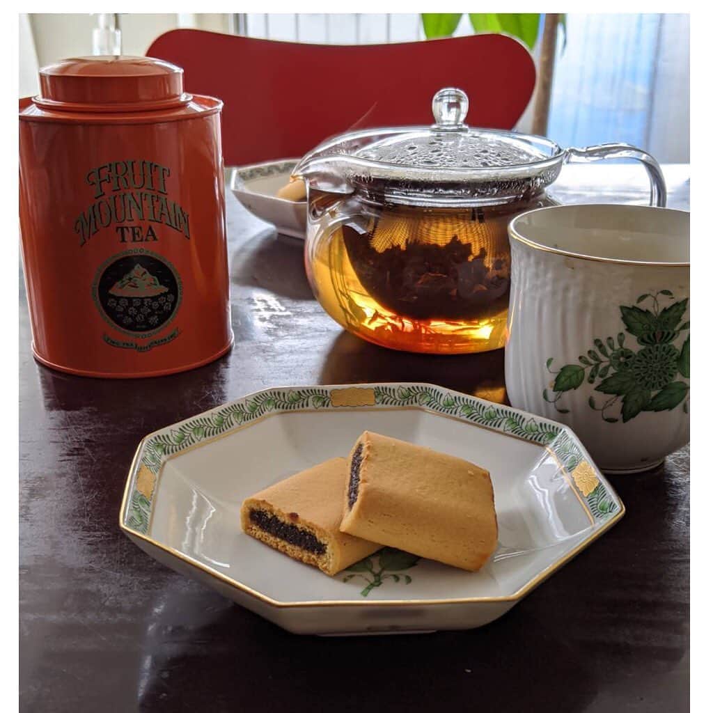 HEREND JAPANさんのインスタグラム写真 - (HEREND JAPANInstagram)「スタッフTの『おうちで楽しむあなたのヘレンド』をご紹介。 . ◇1枚目 中国茶を楽しむ時間。 . ◇2枚目 お餅がたくさんあったのでお雑煮を作ってみました。 . ◇3枚目 コーヒーゼリーを作りました。 生クリームでホイップを作ったのは久しぶりでした。 . #ヘレンド #herend #herendjapan #my_herend_your_herend #ヘレンド楽時間 #アポニーグリーン #西安の黄 #東方の宝 #マグカップ #中国茶 #お雑煮 #コーヒーゼリー #コーヒー #珈琲 #おうちカフェ #おうち時間 #おうち時間を楽しむ #stayhome #stayathome」5月1日 15時29分 - herendjp