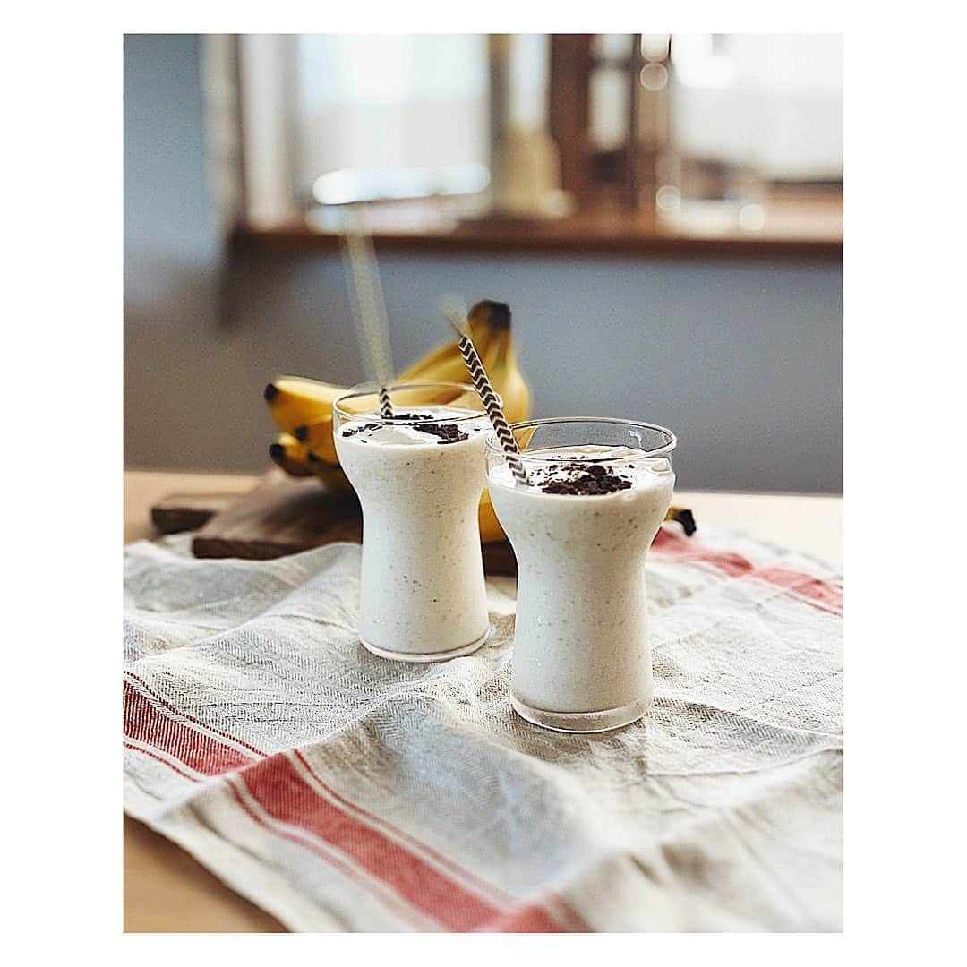 Natsuko Motoiさんのインスタグラム写真 - (Natsuko MotoiInstagram)「#バナナラッシー 🍌🍌🍌 チョコチップトッピング . . . #牛乳　#ヨーグルト #牛乳活用 #bananasmoothie  #おうち時間 . #おやつ #暮らし　#器　 #おうちごはんlover  #バナナジュース　#おうちカフェ #ikea #interior  #vscofood #foodvsco  #igersjp  #フーディーテーブル #wp_deli_japan #coffee」5月1日 15時23分 - natsu_motoi