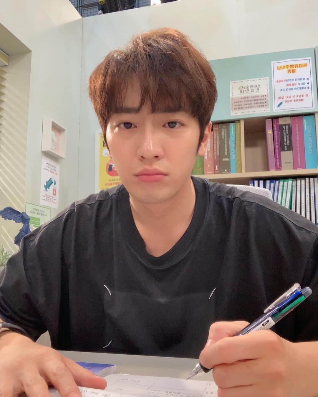 イ・サンヨプのインスタグラム：「오늘 날이 참 좋더만요 Feat. 촬영 #한번다녀왔습니다 윤쌤진료실」