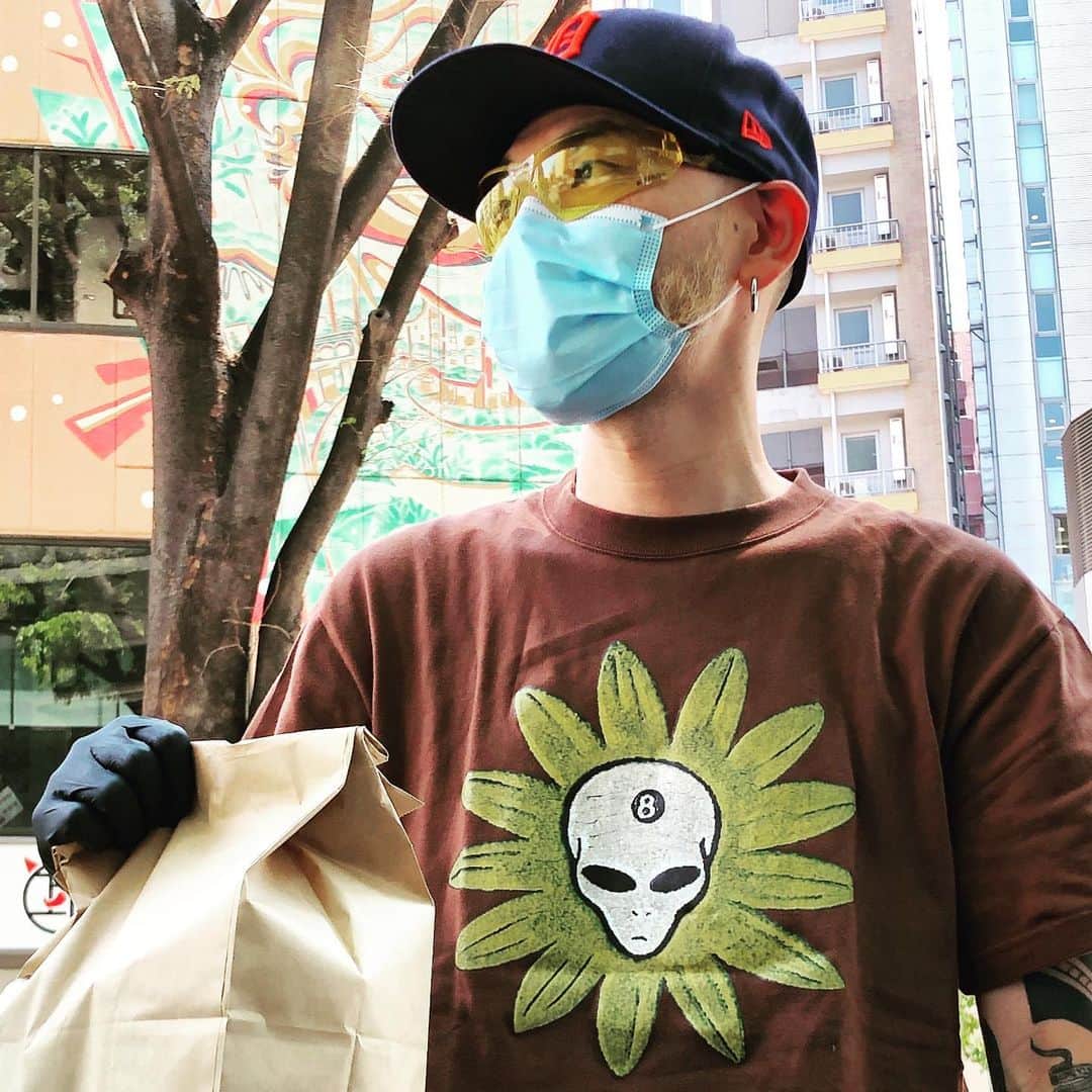DJ DARUMAのインスタグラム：「🌻👽🎱🥡 @bloodyangledougentong でTakeout メニューはストーリーに載せてますッ🥪」
