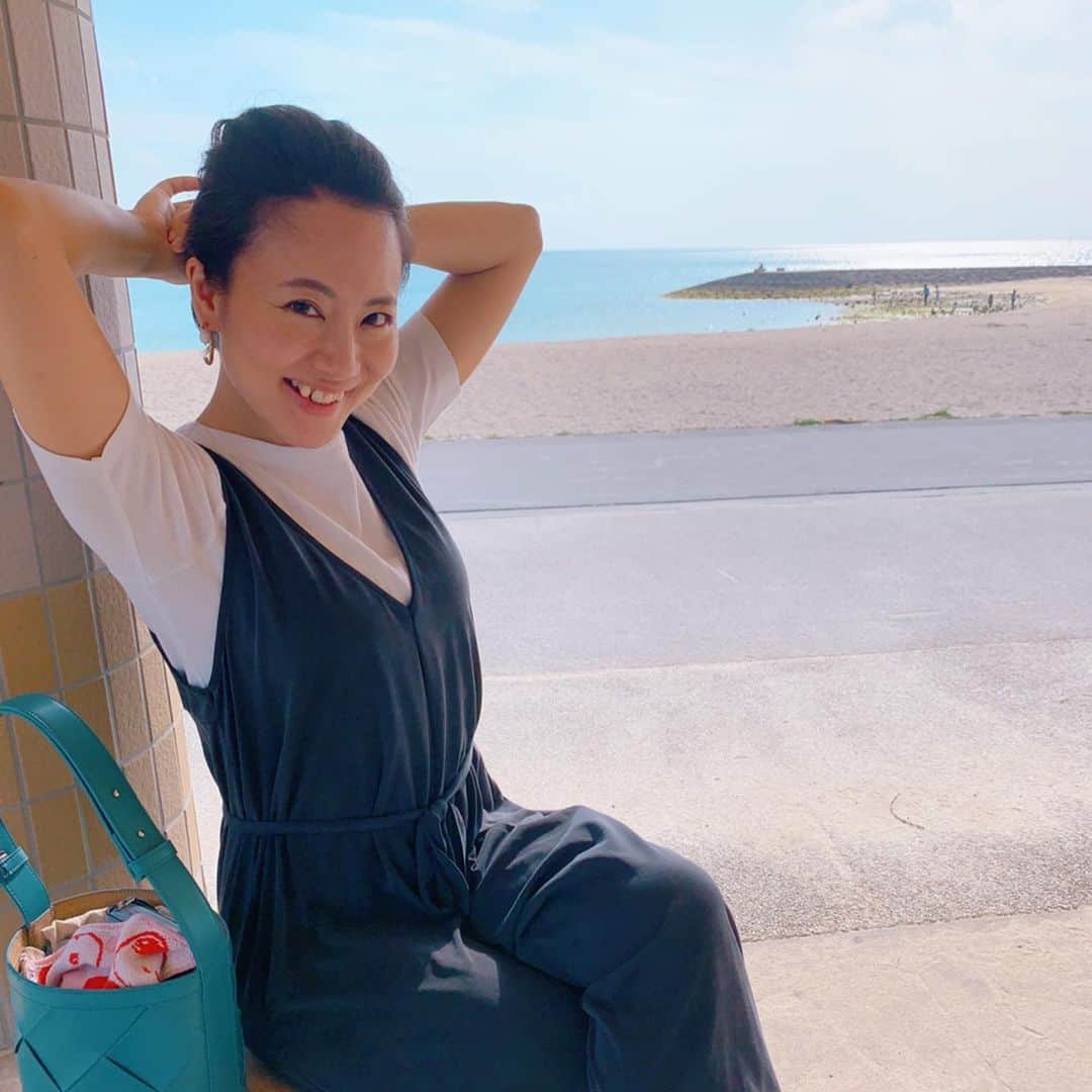長嶺菜菜子のインスタグラム：「﻿ 天気が良い今日は﻿ 三密をさけて﻿ ﻿ ビーチへ🏖🌞 ﻿ ﻿ 久々に外に出るから﻿ 化粧もしておろしたての @roomx601 ﻿ のピアスもして（←やっと付けれた！）﻿ テンションあげ💕﻿ ﻿ ﻿ 私が沖縄で一番美味しいと思うピザ屋さん﻿ 那覇の久茂地にある﻿ @bacarokinawa のビザをテイクアウトして﻿ ビーチでランチ🍕﻿ 冷めても美味しくてまぢ大好き！たまらん！﻿ ﻿ 大好きなお店がテイクアウトしてるの嬉しい💕﻿ ﻿ ﻿ あとは、国際通りの安里にあるアメリカ食堂の﻿ @america_shokudo ﻿ タコス🌮とタコライスをテイクアウト🥡﻿ ﻿ ビーチで食べるご飯はうまいぜ👍 ﻿ ﻿ ﻿ ------------ ﻿ ﻿ あ、ちなみに﻿ 豊崎にあるちゅらさんビーチは5月2日から駐車場封鎖するって😢﻿ ちなみに、他にも沖縄の公園やビーチはほぼ封鎖。﻿ ﻿ 人が来るのを避けるための処置。﻿ ﻿ 仕方ないけど、歩いて散歩がてら行ける近場のビーチもあるからたまに眺めに行こう✨﻿ ﻿ #テイクアウト﻿ #那覇テイクアウト﻿ #ビーチ時間﻿ #まったり時間﻿ #ちゅらさんビーチ」