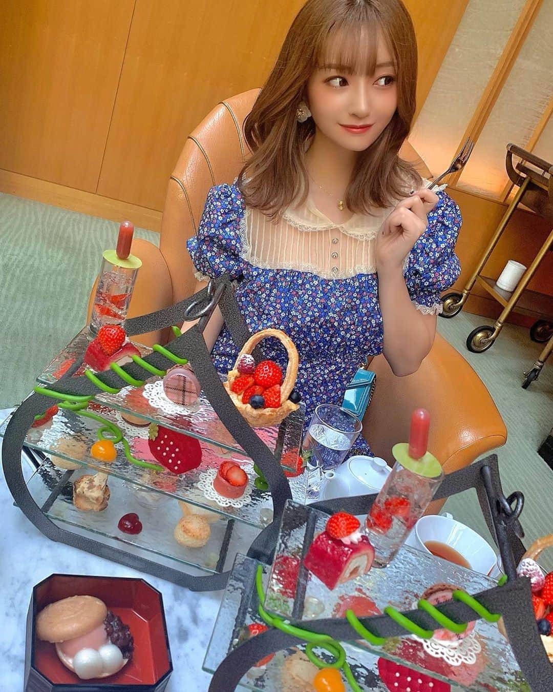 ERENAのインスタグラム：「いつかのアフタヌーンティー🍓 は〜そろそろ仕事したいな😢」