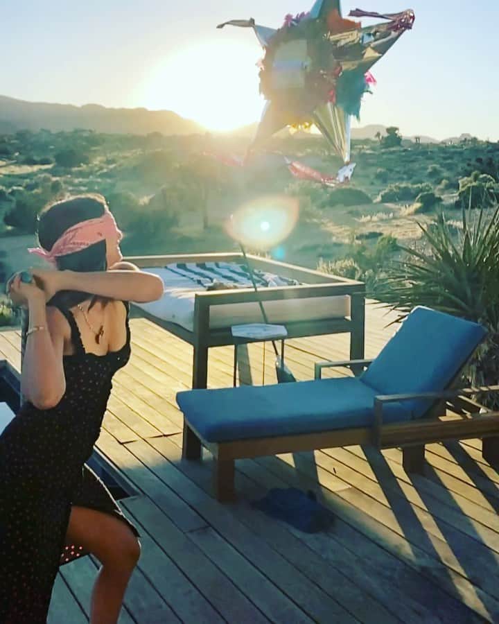 アナ・デ・アルマスのインスタグラム：「Más más más !!! 🍬💖🍭🎉」