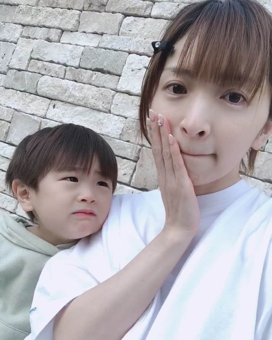 田中涼子のインスタグラム：「お昼ごはんやおやつ、飲みもの準備して﻿ ずーっとお庭遊び。。。😐﻿ジリジリ☀️ ﻿ ﻿ 一回出たらなっかなか部屋の中に入らせてもらえないから完全防備の怪しい帽子欲しいなぁ😐😐😐﻿ スマホも少しさわったら怒られて 家事も出来ず夕方だぁーー そしてこの後おなか空いた早く早く攻撃なんだろうなぁ。  みんなごはん何するのかなー！」