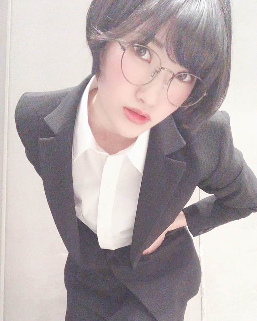 東条蒼のインスタグラム：「＊ ・ ・ こんな上司いかがですか？ ・ ・ お仕事終わらなくて残ってやってたら、、、 ・ ・ 『君が仕事終わらないのは、私の責任でもある！ 私も手伝うよ！一緒にやった方が早く終わるしね☺️ 終電もないし、終わったら…一緒に飲みいくゾーーー！！』 ・ ・ 私はお酒飲めないけどーー。笑笑 ・ ・ ・ #コスプレ #スーツ #OL ・ ・ #東条蒼 #クルーズグループ #セクシー女優 #av女優 #眼鏡 #黒髪 #ショート #followｍe #following #japan #girl #photooftheday #tagsforlikes #instalike  #台湾 #香港 #粉我 #拍照 #照片 #人像攝影」