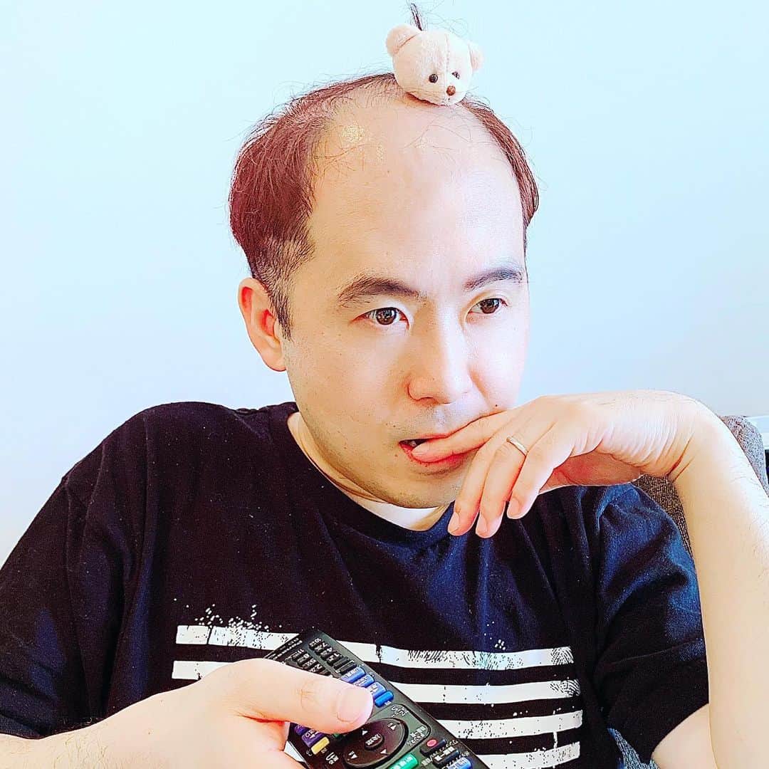 斎藤司のインスタグラム：「前髪邪魔だから結んだわ。  #結ばないと #目に入る #嫁に加工してもらった  #茶髪 #茶髪河童野郎 #3枚目我ながらすごい #地図帳の等高線 #放射線状 #みんな集まってる #こんなことなってるなら #もっと早く教えて欲しかった #娘のゴム #熊同じ方向🐻 #一人で寝ても寂しくない #同じ方向見てる #むすんでる？乗ってる？ #stayhome  #家で過ごそう  #もう17時 #今日も時が過ぎるのを待った #ドラマを見ることを #勉強と言い聞かせている」
