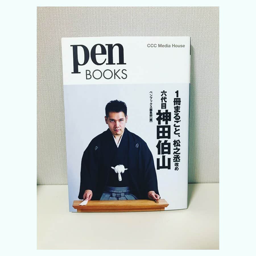 原田佳奈さんのインスタグラム写真 - (原田佳奈Instagram)「・ ・  親友の　@matsushita_megumi ちゃんから受けとりました、#ブックカバーチャレンジ  普段からオススメの本はここで紹介してきているので、改めてってなるとさてどうしようと思いましたが、このステイホーム期間に改めて読み返した本を紹介してみようかと思います。  まず、1冊目、  #penbooks 『1冊まるごと、松之丞改め六代目神田伯山』  彼の出現で今まさに盛り上がっている講談界ですが、私が彼にハマったのは、YouTubeで見た『中村仲蔵』という役者伝の一席物を見た時。  YouTubeは、スマホではなくテレビ画面で見る派なのですが、画面を通して伝わってくる彼の迫力と、役者の端くれとして、中村仲蔵に感情移入してしまい、終始鳥肌立ちっぱなしでした。  そこから、彼のラジオを聴き始め、本を買い、連続物の講談を聴くようになりました。  特に『畔蔵重四郎』という全19話の連続物はオススメです。連続で最初から最後まで聴くと本当に面白い。稀代の悪人、今で言うジョーカーのような畔蔵重四郎を、伯山さんが見事に演じています。  時間がある今だからこそ、ほんとにオススメ。  #神田伯山 #YouTubeで過去の講談聴けます #今年は生で彼の講談を聴きたい #伯山ティービー」5月1日 16時48分 - kanaharada1211