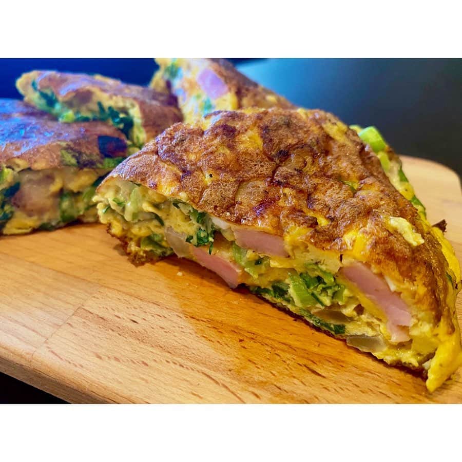 中田奈沙さんのインスタグラム写真 - (中田奈沙Instagram)「#stayhome Spanish omelette🥚 卵ラバーは毎日卵を食べますが、 たまには卵かけご飯以外も。 チーズたっぷりいれて、 小松菜とベーコンのスパニッシュオムレツ を作ってみた。  #奈沙ごはん #おうち時間  #cooking #omelette #egg #foodie #instafood #foodgasm #foodstagram #foodporn #foodpic #spanishomelette #lowcarbo #healthy #covid19 #coronavirus #料理 #卵料理 #卵 #オムレツ #手料理 #スパニッシュオムレツ #手作り #おうちごはん #低糖質 #ロカボ #健康 #コロナ #コロナに負けるな」5月1日 16時48分 - nasa_nakada