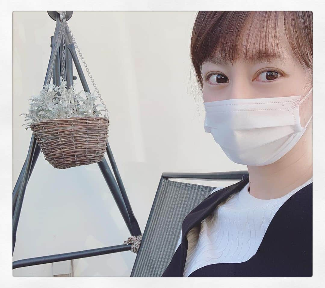 秋山莉奈のインスタグラム：「おうち時間満喫中♡ ただ今、バルコニーで黄昏中🥱  午前中、おやつに焼き菓子と知育お菓子を息子と一緒に作りました♡ 午後は家の中にテント張ってお店屋さんごっこ！ のんびーり過ごしてます★  そして BS日テレ『バカリズムの大人のたしなみズム』 4月のマンスリーパートナーを務めさせていただきましたが、ご覧いただけましたでしょうか。 明日５／２（土）放送の 第82回 リクエストSP 天ぷら＆南インドカレー  にも出演しておりますので是非ご覧ください。  ５／２（土） ２２：００～２２：５４  #秋山莉奈 #バカリズムの大人のたしなみズム  #おこもり生活#おうち時間 #妊婦生活#増量中 #ボートレーサーの息子#4歳 #ゼロワンポーズ」