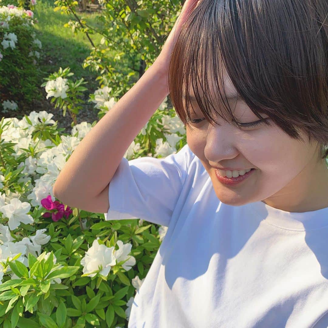 前田美月のインスタグラム：「太陽感じたくて5分だけ散歩しました🕊 お花が咲いてる季節ですね🌷🌷 #ショートカット　#ショートカット女子 #ショートヘア　#おさんぽ」