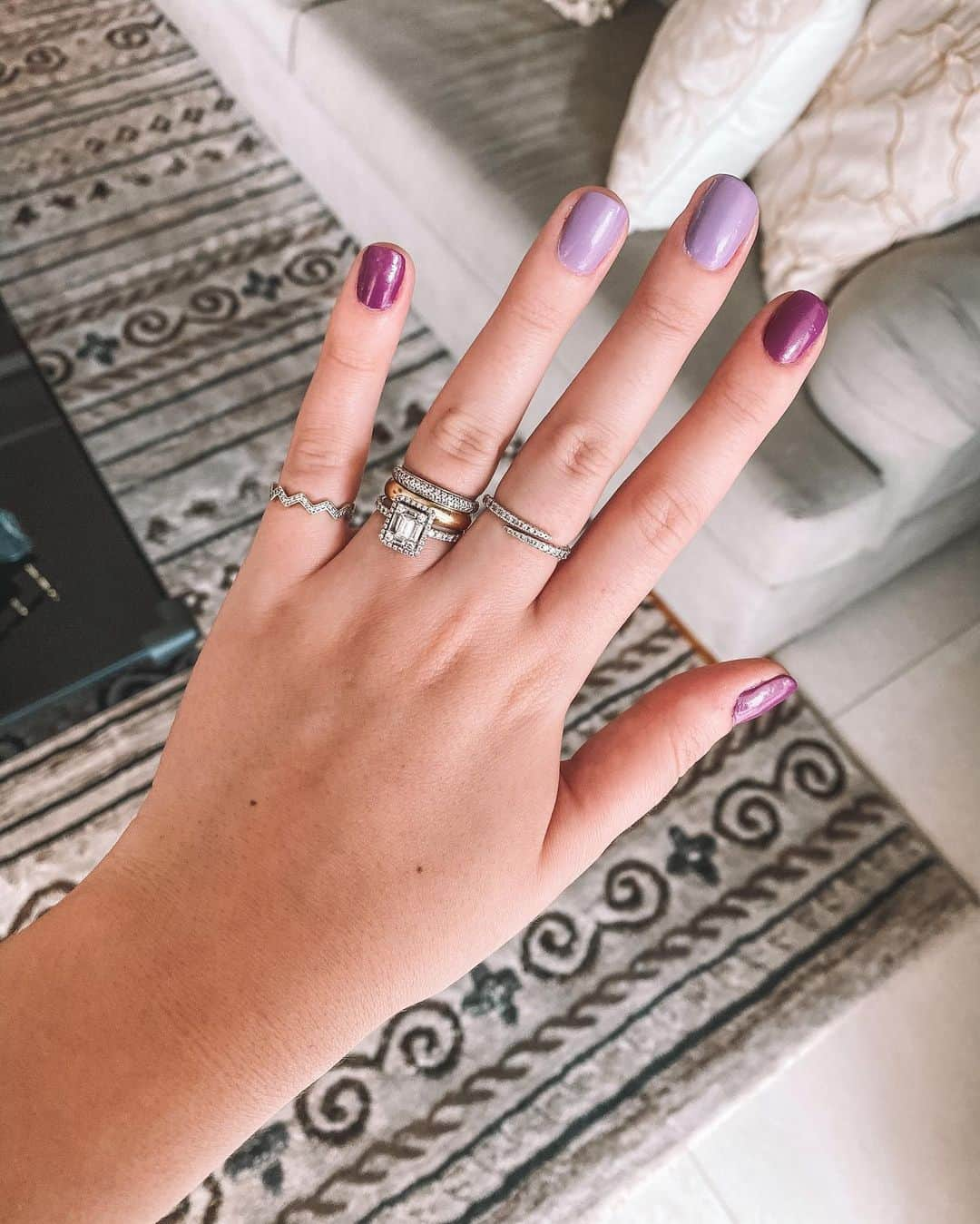 ニーナさんのインスタグラム写真 - (ニーナInstagram)「Estão curtindo essas postagens de esmaltes? Me divertindo com cores 💜 unhas da semana = roxo e lilás📍Diane Camila Coutinho @lcnbrasil 📍Purple Springs @dailus #unhas #nails #unhasdecoradas #dailusesmaltes #instanails #nailart #unhasdegradê #unhasdegrade #esmaltedasemana #unhaslilas #unhasroxas」5月2日 2時27分 - niinasecrets