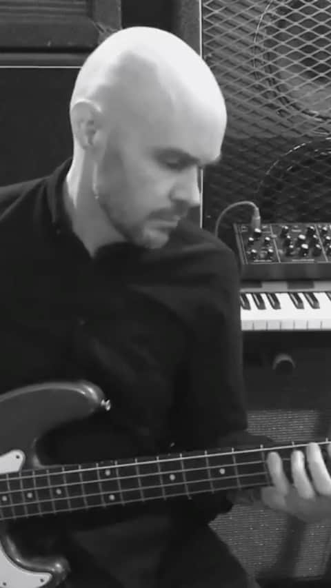 AFIのインスタグラム：「#QuarantineBass play-through with @hunterburgan. Who’s practicing an #AFIcover this weekend? #AllHallowsEP」
