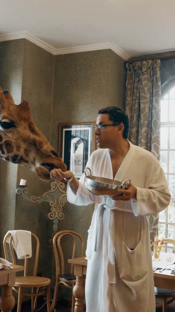 ティモシー・サイクスのインスタグラム：「Flashback to my feeding my new  giraffe friend at my breakfast table in Kenya, it’s INSANE how many people thought the photos I posted before were photoshopped....nope, it’s real and AMAZINGGGGGGG! Never let haters or doubters get you down, it’s SO important to stay positive and have faith in our incredible world too, you’ll be surprised what you can accomplish when you stay positive and believe in yourself too! Share this video with your followers and tag someone who needs some positivity right now :) Crazy video by @valdays #giraffemanor #giraffe #jewraffe」