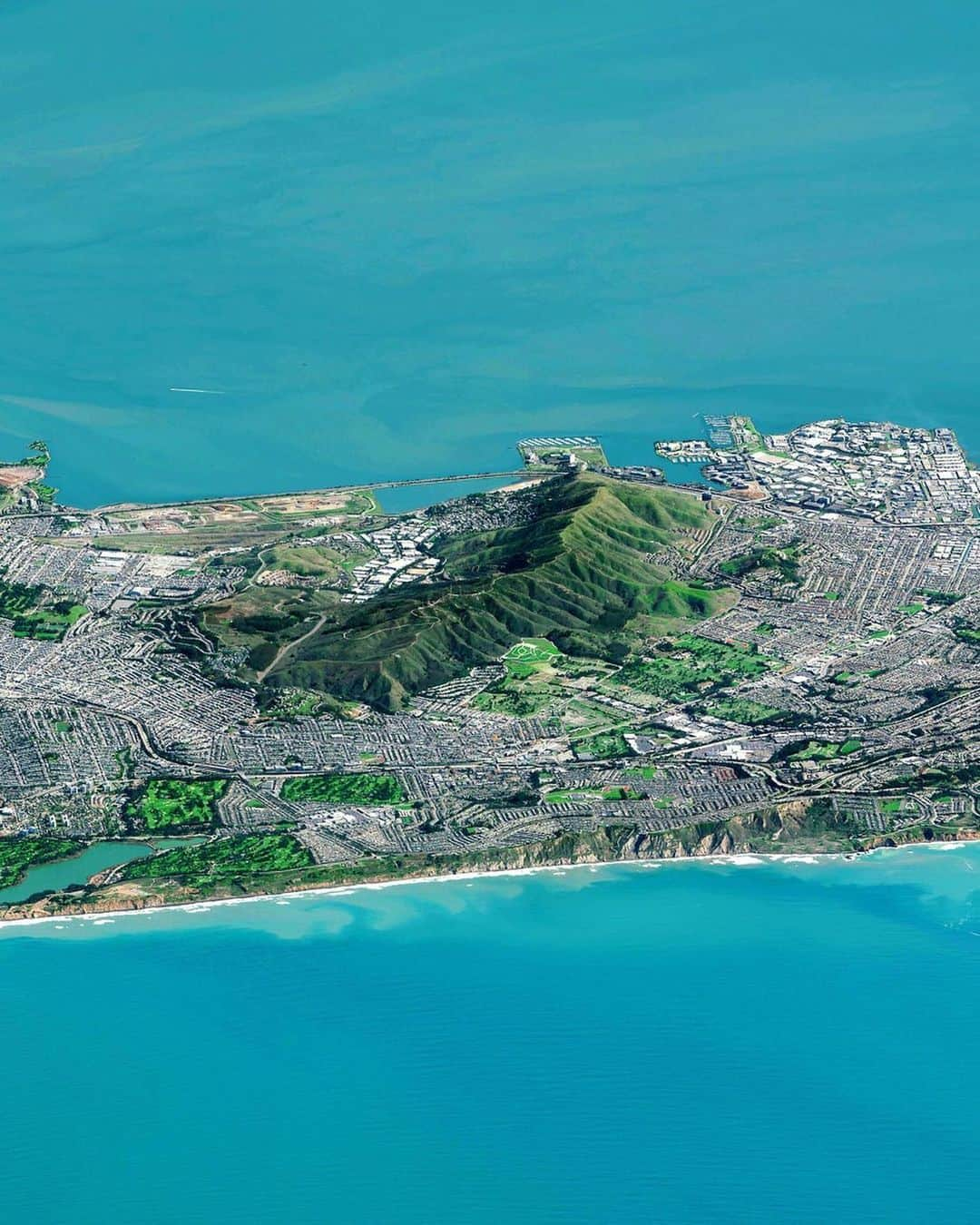 Awesome Wonderful Natureさんのインスタグラム写真 - (Awesome Wonderful NatureInstagram)「Wow we just started following @dailyoverview after seeing this shot of San Francisco. . This @dailyoverview panorama was captured at an extremely low angle by a satellite camera 800 miles away above the Pacific Ocean! Many of San Francisco's landmarks are visible, including the Golden Gate and Bay Bridges, Alcatraz, and Golden Gate Park. . Be sure to follow @dailyoverview to see more shots of the Earth from above. Source imagery by @maxartechnologies」5月2日 2時32分 - fantastic_earth