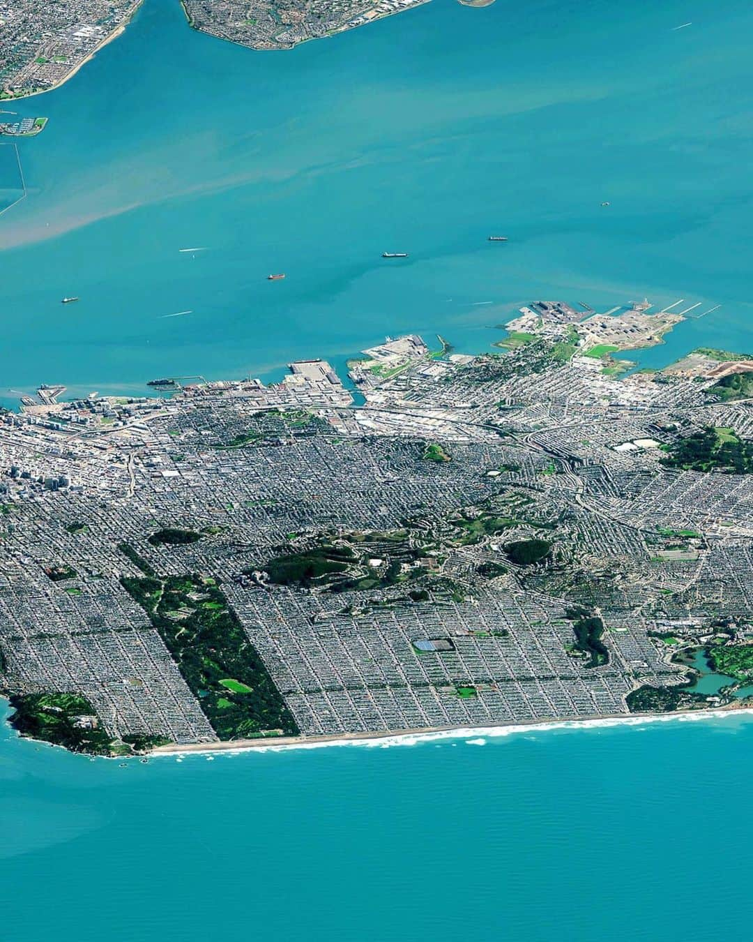 Awesome Wonderful Natureさんのインスタグラム写真 - (Awesome Wonderful NatureInstagram)「Wow we just started following @dailyoverview after seeing this shot of San Francisco. . This @dailyoverview panorama was captured at an extremely low angle by a satellite camera 800 miles away above the Pacific Ocean! Many of San Francisco's landmarks are visible, including the Golden Gate and Bay Bridges, Alcatraz, and Golden Gate Park. . Be sure to follow @dailyoverview to see more shots of the Earth from above. Source imagery by @maxartechnologies」5月2日 2時32分 - fantastic_earth