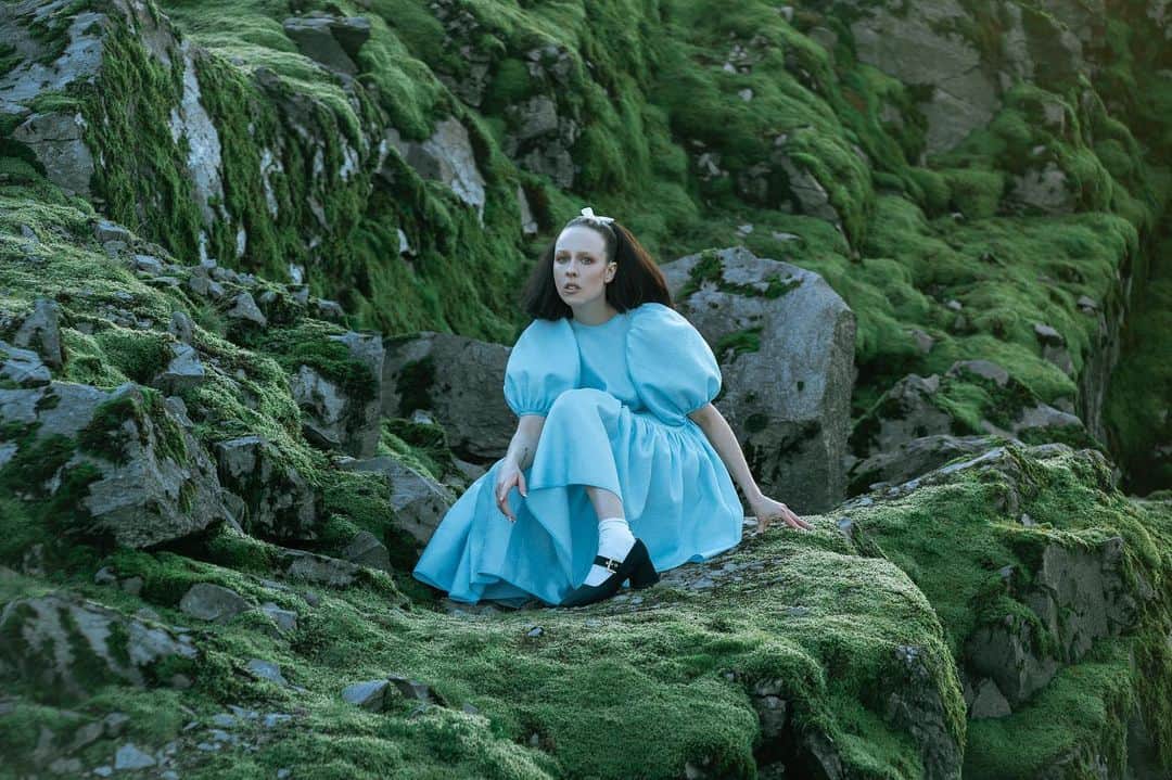 アリー・エックスのインスタグラム：「Looks serene right ? This whole part of the shoot was on a cliff high above a lake with the wind blowing. I remember @mrprincewilliam telling me not to step onto this rock because @moojproductions couldn’t be responsible if I plummeted to my death haha. That’s what a good producer does btw. Such an exhilarating moment. Anyway I miss this epic @burtoo shoot in Oregon and the initial one in Upstate New York. So grueling, creative, beautiful and such a bonding experience for everyone involved. I think we have a little BTS- would you wanna see?」