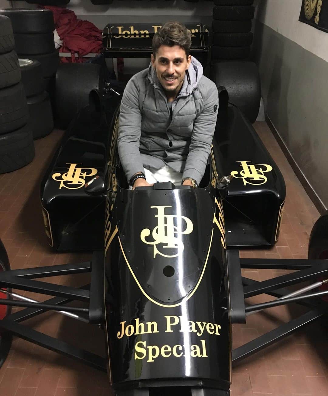 ダニーロ・フェルナンド・アベラールのインスタグラム：「26 anos sem nosso idolo SENNA! Quando eu morava na italia tive o prazer e a grande sorte da vida de conhecer um colecionador dos carros do SENNA, OLHA QUE ANIMAL! Sempre guardei a 7 chaves essas fotos e videos e hj vou mostrar pra voces! Emocionante demais.  Conhecem o carro e ano? Escreve ai.. 🏎🏎🏎 #idolo #senna #corinthians」