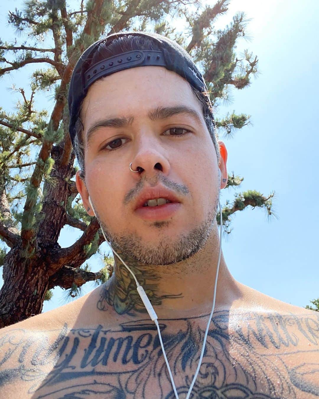 T・ミルズのインスタグラム：「does anyone else look mad as hell when they’re hiking or just me?」