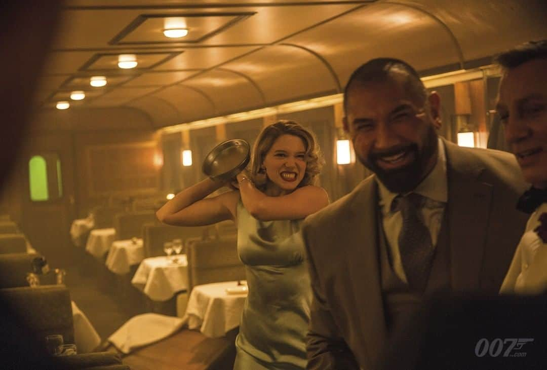 James Bond 007さんのインスタグラム写真 - (James Bond 007Instagram)「Léa Seydoux (Madeleine) playfully takes aim at Dave Bautista (Hinx) during the filming of the train fight scene from SPECTRE (2015).」5月2日 3時00分 - 007