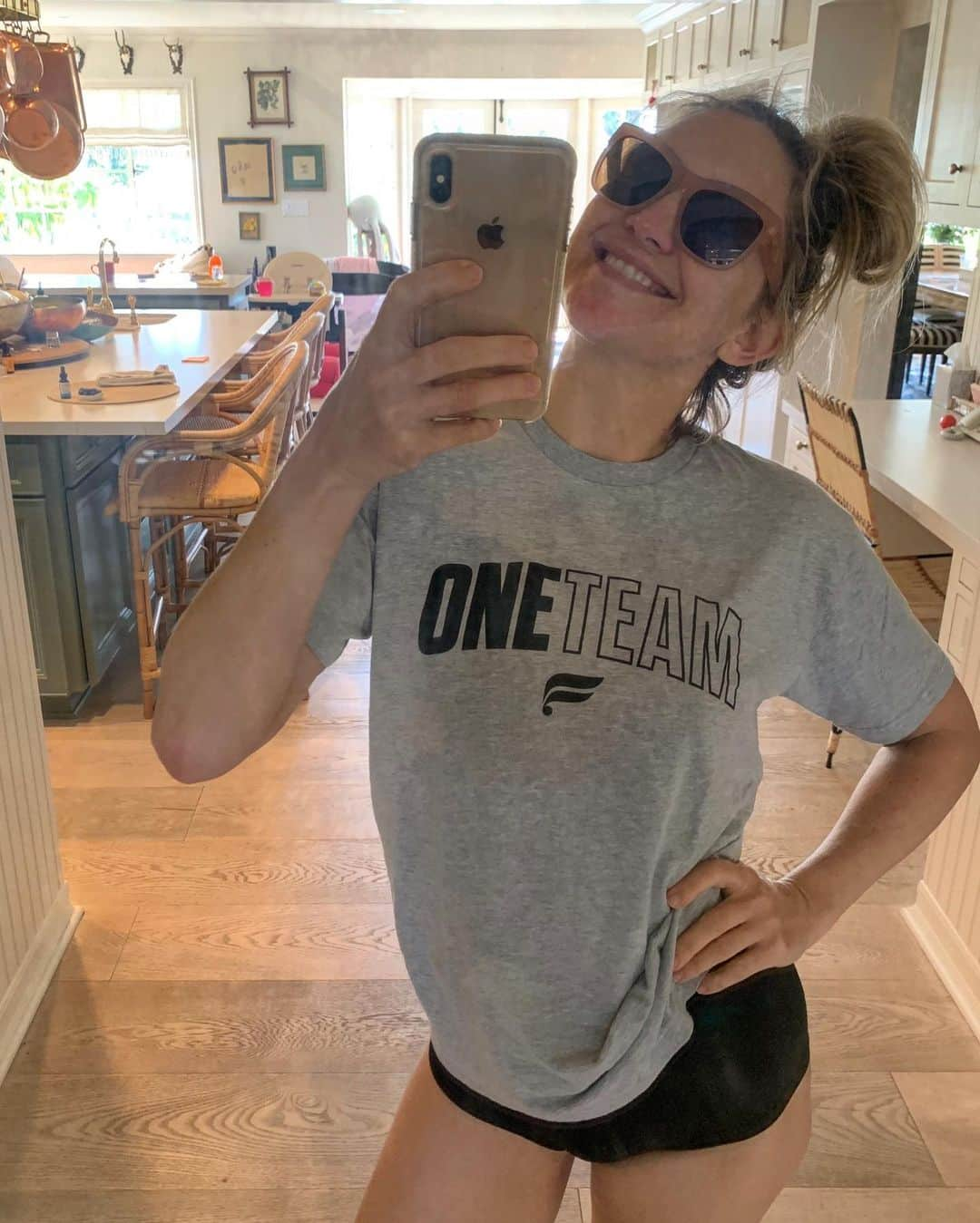 ケイト・ハドソンさんのインスタグラム写真 - (ケイト・ハドソンInstagram)「I’m happy to introduce our limited edition One Team tee @fabletics We are rallying the community to aid workers battling the coronavirus—and we’ll be donating 100% of sales from this tee to help Direct Relief protect the healthcare heroes tirelessly fighting COVID-19, with a minimum of $100,000. Fabletics was built on the power of our community & the power of being One Team. And right now, we’re learning how powerful we are together & how much we truly need each other.  Our tee is all about unity, about channeling the power of One Team. Spread the word—every single tee sold makes a difference!  Our healthcare workers are giving everything they have to take care of others, so let’s do our best to take care of them. It’s time to show the world what One Team stands for: taking care of each other! (Go to fabletics.com to get the tee) #oneteam #fableticsfriday」5月2日 3時09分 - katehudson