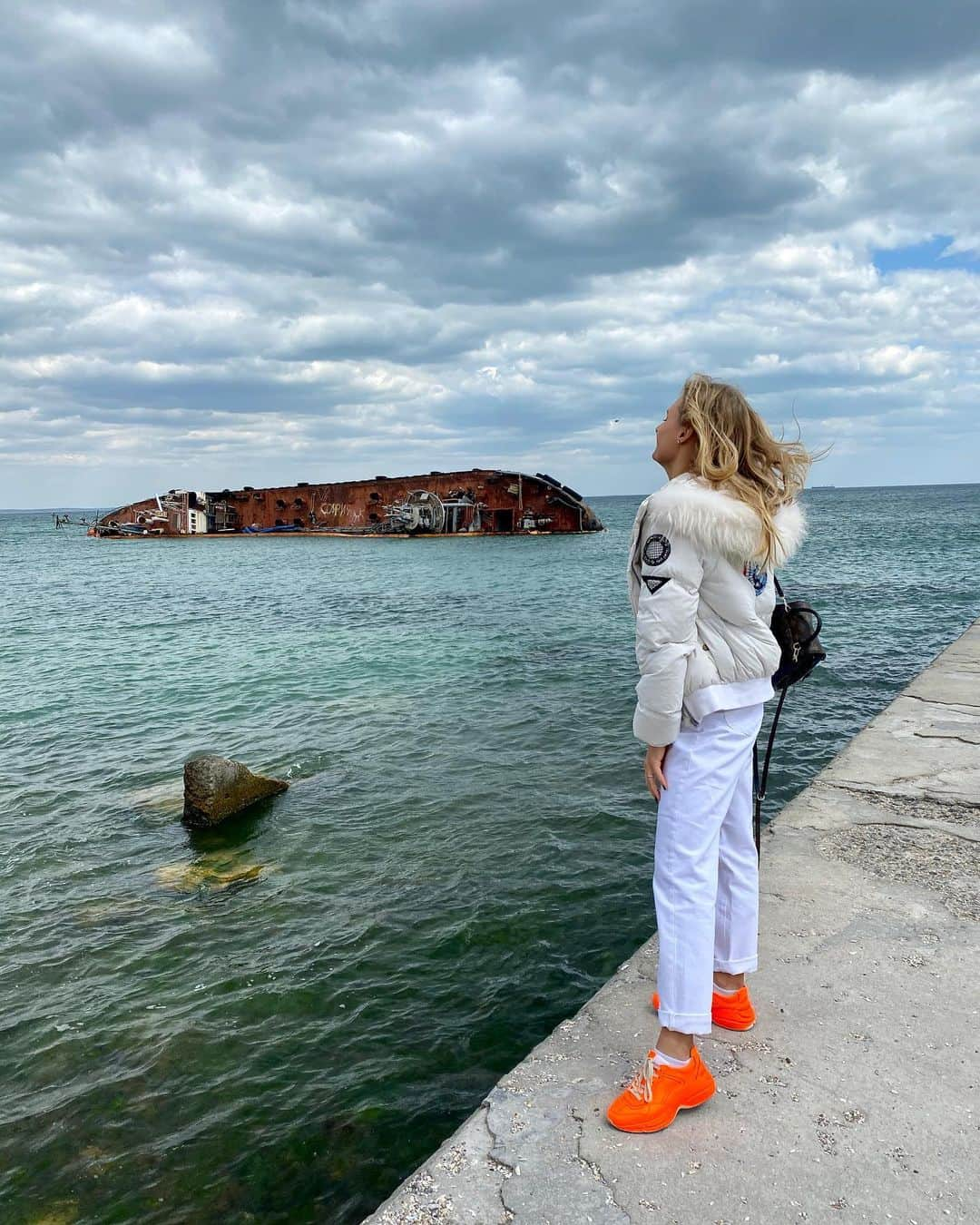 ダヤナ・ヤストレムスカさんのインスタグラム写真 - (ダヤナ・ヤストレムスカInstagram)「🌊☁️ smile for me please 🙂, улыбнись🙂 #odessa」5月2日 3時04分 - dayana_yastremskay