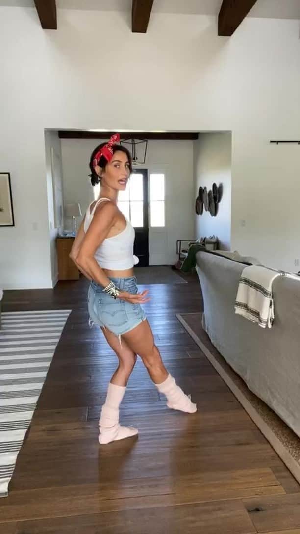ダニジョーのインスタグラム：「The first ever @boxerina.fit LIVE class with @danielleasnyder」