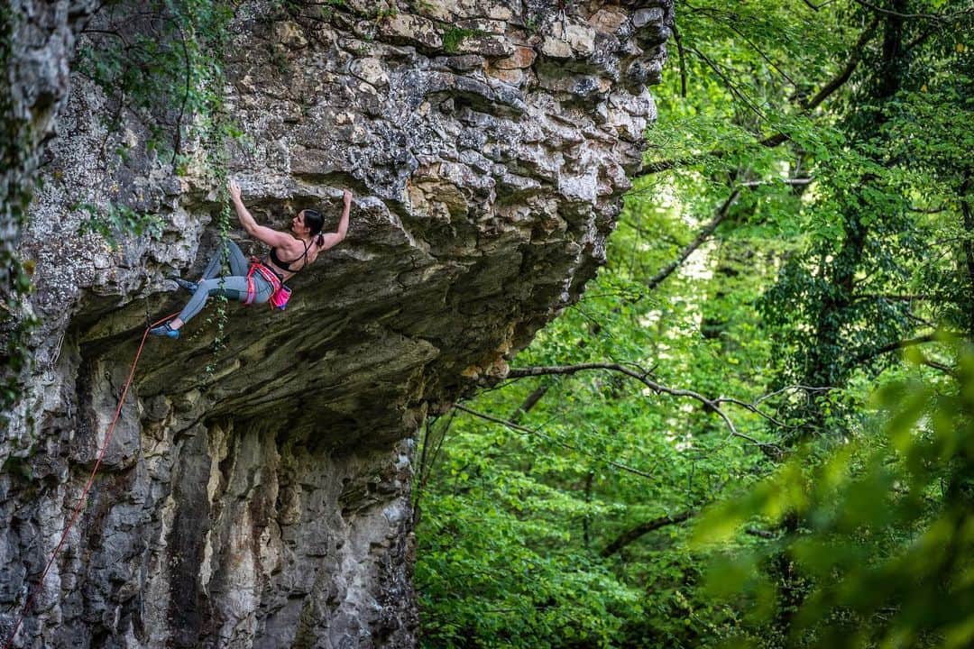 ユリア・クルーダーのインスタグラム：「Nature 🌿 my second home these days 💚 📸: @martin_z_orko  @scarpaspa」