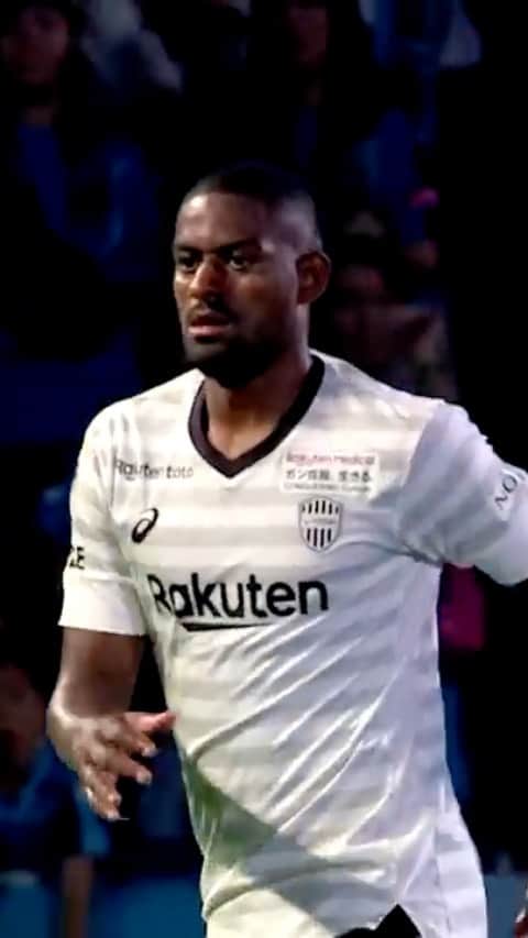 ダンクレーのインスタグラム：「Um pouco da última temporada vestindo a camisa do @visselkobe. Deus é bom o tempo todo! 🙏🏾⚽️」
