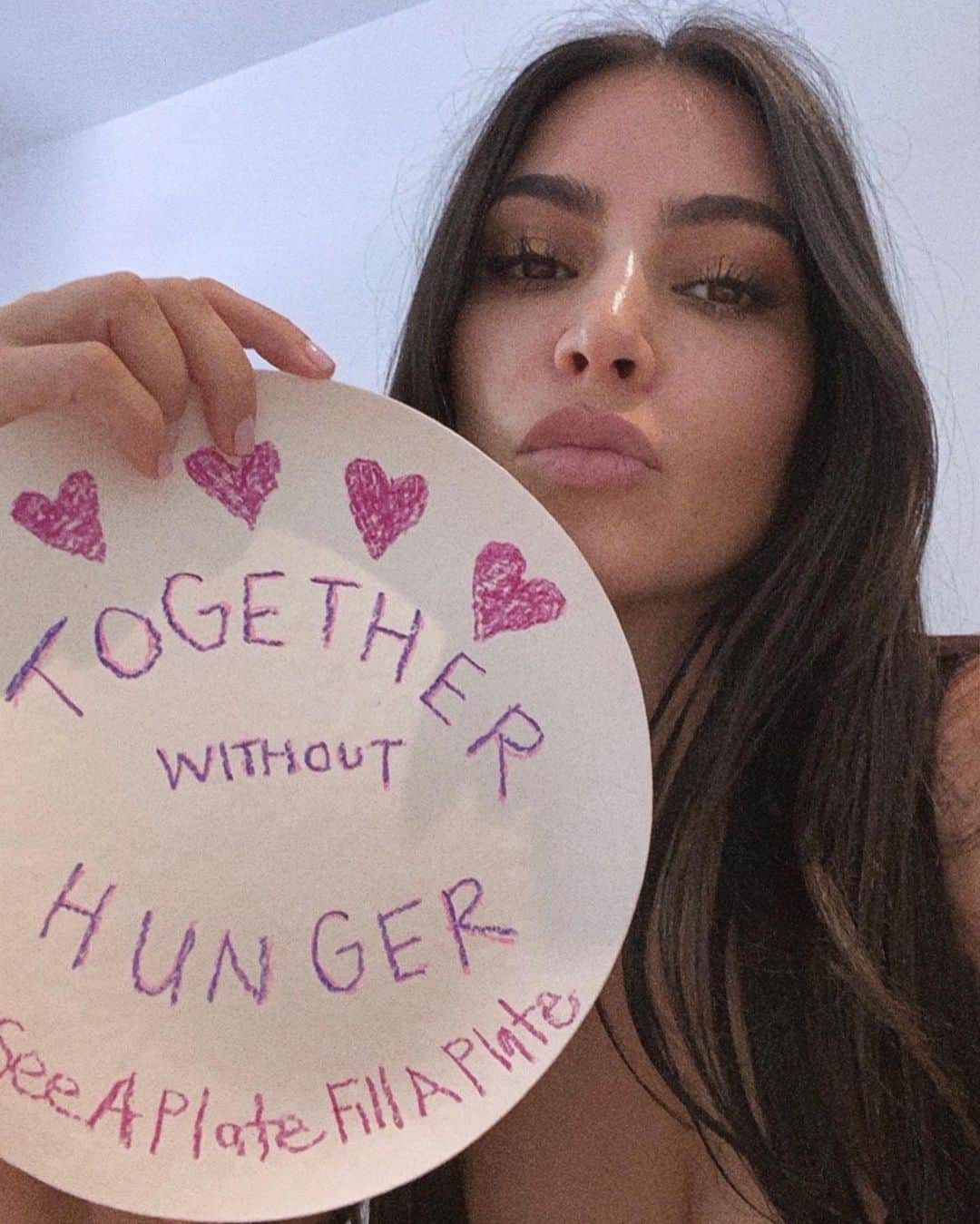 キム・カーダシアンさんのインスタグラム写真 - (キム・カーダシアンInstagram)「I decorated some plates with my kids in support of @panerabread and @feedingamerica. For anyone who is able please go to TogetherWithoutHunger.org and donate $3 to feed families during this time. I nominate @krisjenner @kourtneykardash @kendalljenner @foodgod @tracyromulus to decorate a plate w me! #SeeAPlateFillAPlate」5月2日 3時37分 - kimkardashian