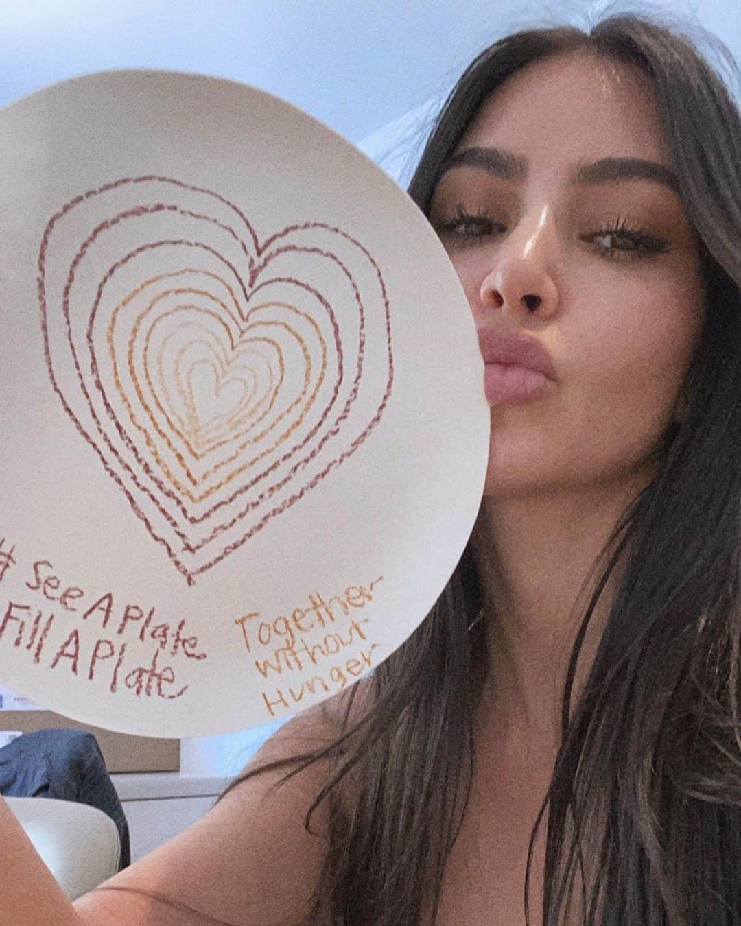 キム・カーダシアンさんのインスタグラム写真 - (キム・カーダシアンInstagram)「I decorated some plates with my kids in support of @panerabread and @feedingamerica. For anyone who is able please go to TogetherWithoutHunger.org and donate $3 to feed families during this time. I nominate @krisjenner @kourtneykardash @kendalljenner @foodgod @tracyromulus to decorate a plate w me! #SeeAPlateFillAPlate」5月2日 3時37分 - kimkardashian