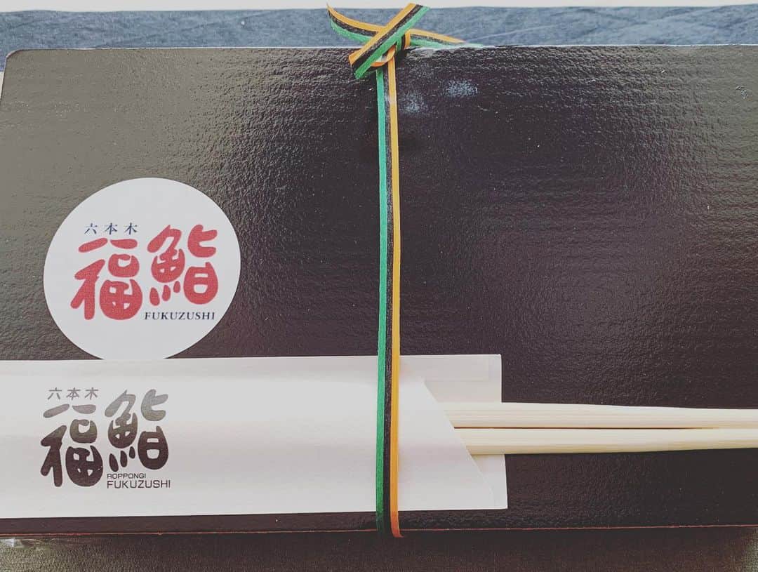 田中ウルヴェ京さんのインスタグラム写真 - (田中ウルヴェ京Instagram)「大好きなお店のお品はUberで。 六本木福鮨。 選手時代からお世話になってる。 この時期は沢山のお店の皆さんが本当に大変。 自分一人では大したことできないんですが、大切に美味しく頂くことと、せめてSNSで。 六本木福鮨さんはUberでも頼めます。 とっても美味しいです。 オススメです。 The best sushi delivery in Tokyo. #六本木福鮨 #roppongi #sushidelivery #roppongifukuzushi」5月1日 18時51分 - miyako.tanaka.oulevey
