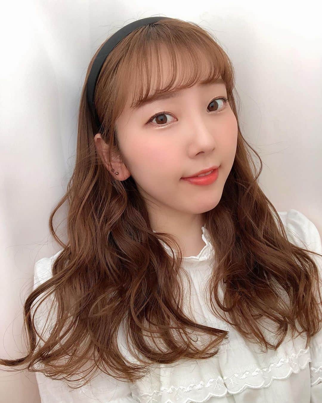 木下望のインスタグラム：「・ ・ 今日ののぞみ👗 ・ いい天気でお布団干したりした1日でした🎀 ・ セブンのサバの塩焼きがまじでうまい🐟 ・ ・ #todayscode #code #今日のコーデ #今日のコーディネート #onepiece #ワンピース #ワンピースコーデ #わんぴーす👗 #白 #白コーデ #ホワイト #ホワイトコーデ #カチューシャ #カチューシャヘア #カチューシャコーデ #巻き髪 #ロングヘア #noela #ノエラ #ノエラコーデ #スタマリ」