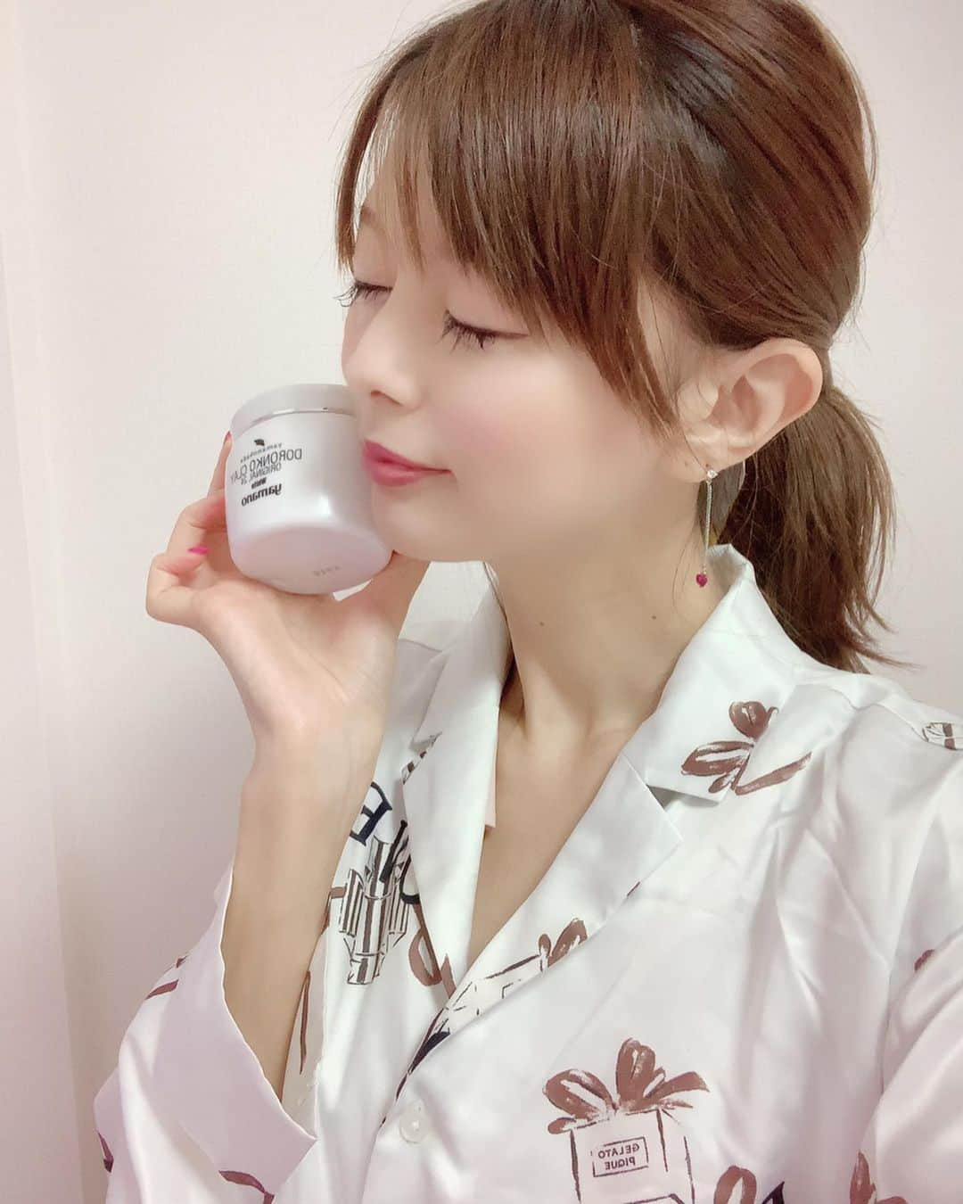 satomiさんのインスタグラム写真 - (satomiInstagram)「＼山野愛子美容／ 100万個売れた白ドロの泥パック洗顔料✨💕﻿ ﻿ . . つけた時のすーーとした感じともっちりとしたテクスチャーがきもちいい✨ . .  朝起きてこ！一つでパックも洗顔もできる高品質！ お化粧のりもいいしお肌の透明感が抜群☺️✨ 小鼻とかすごくきれいになるよ🍓 * デート前とかに特におすすめ❤️ . . ここ数年デートなんかしてないなｗ😅 . .  #どろんこパック #乾燥肌 #ドロンコクレー #ロングセラー商品 #山野愛子 #ヤマノ #泡立たない洗顔料 #泥洗顔 #どろんこ美容 #透明感 #天然ミネラル #肌トラブル改善 #トリートメント #保湿 #肌質改善 #毛穴対策 #毛穴の黒ずみ #くすみ対策 #yamano #スキンケア #コスメ #PR #さとみの美容記録 #筋トレ女子 #ホームトレーニー #パック #ジェラートピケ #パジャマ女子」5月1日 18時50分 - saatoomii47