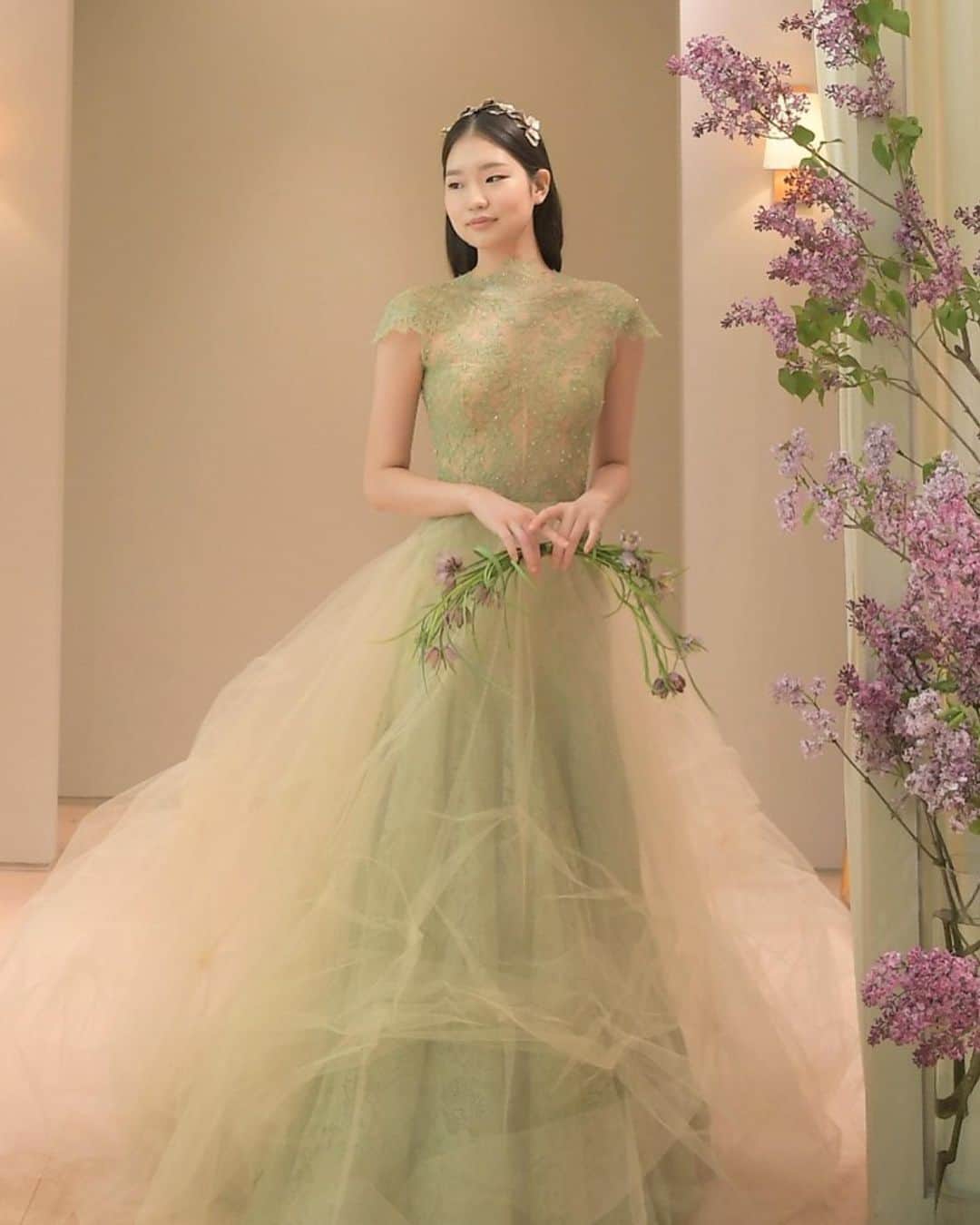 SOYOO BRIDALさんのインスタグラム写真 - (SOYOO BRIDALInstagram)「Vera Wang X SOYOO Bridal 🏷 . . [ Dress : Sage ]  모네의 그림같은 컬러 🎨 . . Photo @soulpage1 📷  Makeup @kimchungkyung_hairface 💄  Flower @le_bouquet_ 🌿 . .  #소유브라이덜 #베라왕 #2020spring #프라이빗프리젠테이션 #독점수입 #only_at_soyoobridal🕊 #exclusive_in_korea 📌 #verawangbridal」5月1日 18時50分 - soyoobridal_official