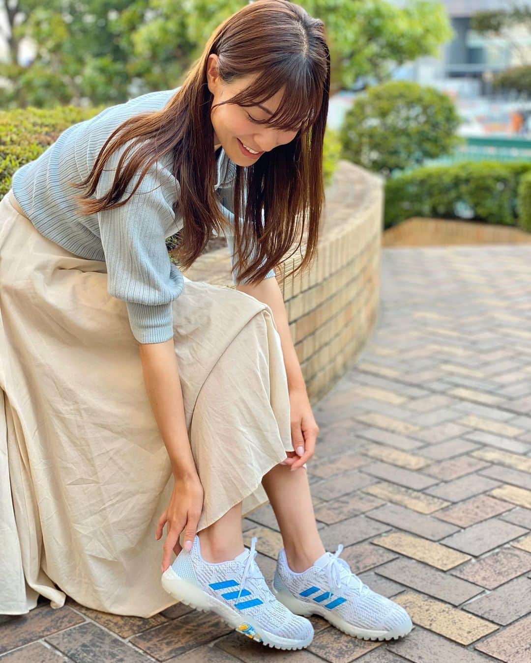 のインスタグラム：「. 本日発売のアディダスのゴルフシューズ “プライムブルー”コレクション👟💙 . 待ってましたー🙌✨ 届きました❣️ということで、早速、試し履きしてみた😇 . アディダスの大人気シリーズ"コードカオス"がベースとなっているだけあって、軽量で履き心地は抜群🙆‍♀️✨ . 撥水性のあるニット素材なので、急な雨でも安心ですね💡 . これからの季節、夏にぴったりな爽やかで涼しげなカラーもおしゃれ〜💙🥰 . しかもこれ、アディダスのプラスチック問題への取り組みの一環として、地球に配慮したリサイクル素材を使用しているんだとか😳 . アディダス凄い事考えるなぁ☺️ . . 数量限定販売なので、気になる方はお早めにチェックしてみてください🙌😎 . メンズ、ウィメンズあります💡 . . . #コードカオス #コードカオスプライムブルー #アディダス #アディダスゴルフ #サステナゴルフ #おしゃれは足元から #ゴルフ #ゴルフ女子 #giftbyadidas #golf #codecaos」