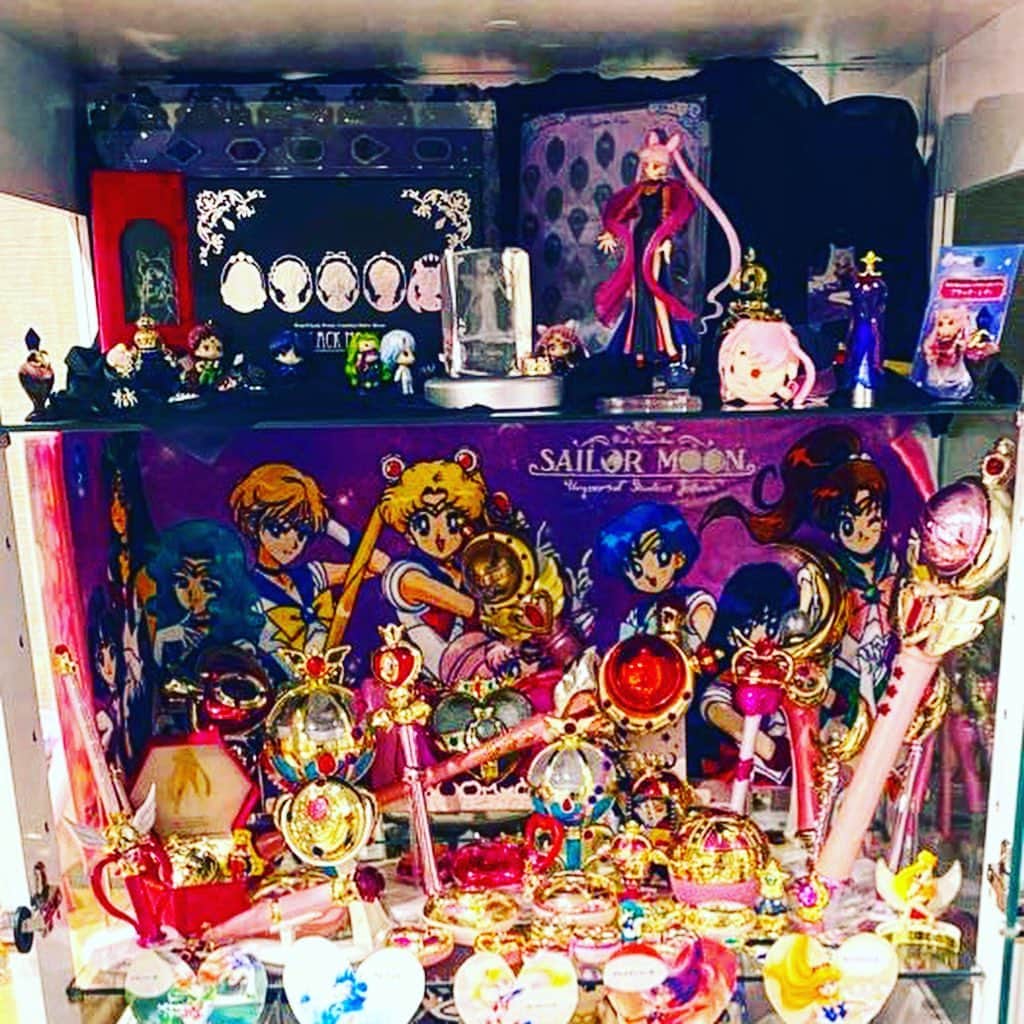 中山恵梨香のインスタグラム：「セーラームーン棚をリニューアルしたのでコレクションのまとめ🌙 🌙 This is ma Sailor Moon collection 🌙 🌙 #セーラームーン #セーラームーングッズ #コレクション #コレクションケース #sailormoon #collection #collector」