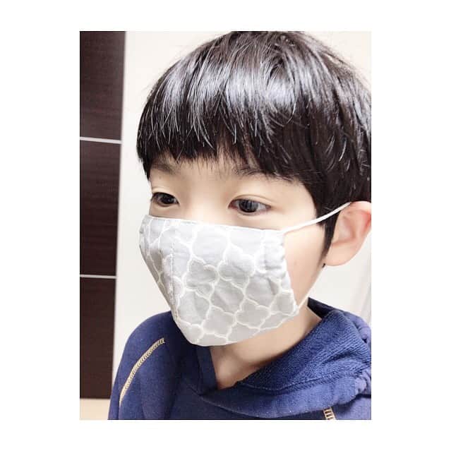 西岡悠子さんのインスタグラム写真 - (西岡悠子Instagram)「@lallure_yuco ⭐︎⭐︎⭐︎ #お稽古教室大阪  #アクセサリー販売中  #縫わないツイードバッグ ⭐︎⭐︎⭐︎ 学校始まったら マスクがまた足りなくなるっちゃうかなー？ #子供用マスク 探すの大変だな…って事で、家にある布で作ってみました！  が、休校延長しそうな雰囲気ですね。  早く学校行って欲しい ような…このまま家で一緒にいたいような…^_^  コロナは嫌だけど すっかり、子供たちとダラダラする毎日に馴染んでしまってます。  #マスク手作り #コロナウイルスが早く終息しますように #お稽古教室 #資格取得が出来る教室 #ママメイド #ミシン好きな人と繋がりたい #てづくりますく #ハンドメイド布小物 #ラリュール縫わないツイードバッグ」5月1日 18時53分 - lallure_yuco