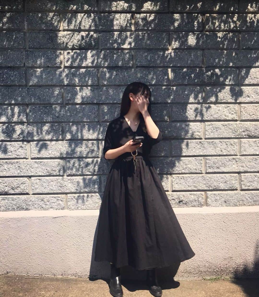 西本早希のインスタグラム：「・ だいすきなカシュクールワンピース また 黒だけど  黒のワンピースは何枚あってもいい 多分  これはボリュームまで完璧 理想💯！ ・ ・ @kaene_official  絶賛受注中らしいので ぜひ 🕺🏻🖤 白もほしいな 👸」