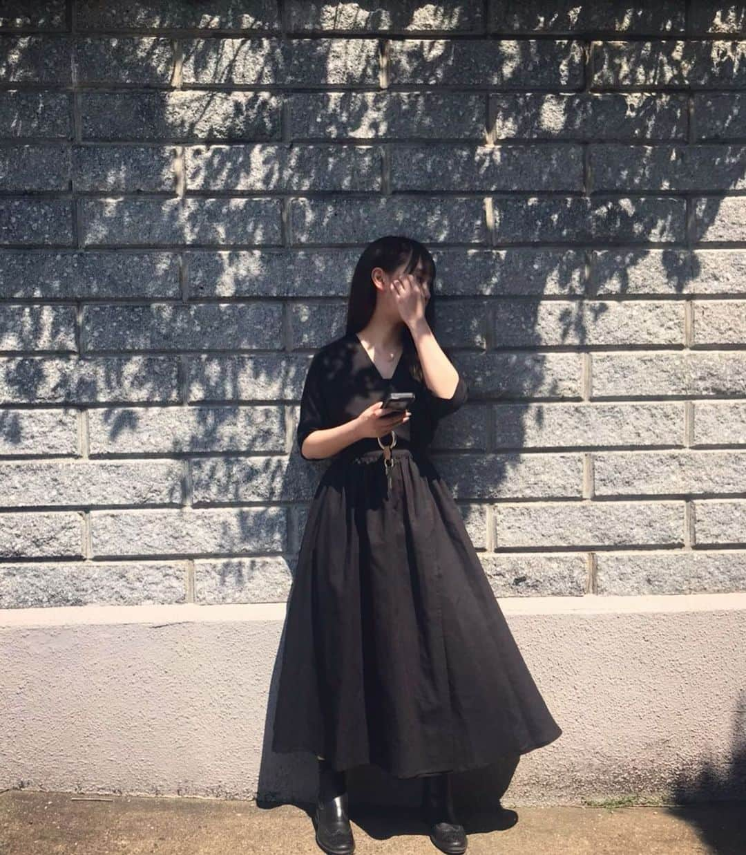 西本早希さんのインスタグラム写真 - (西本早希Instagram)「・ だいすきなカシュクールワンピース また 黒だけど  黒のワンピースは何枚あってもいい 多分  これはボリュームまで完璧 理想💯！ ・ ・ @kaene_official  絶賛受注中らしいので ぜひ 🕺🏻🖤 白もほしいな 👸」5月1日 18時53分 - saki1022